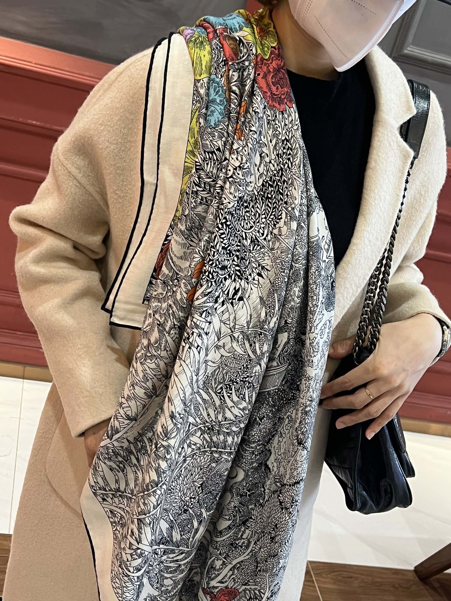 NO:172650,New model recommendation [140 velvet square scarf, double-sided same color] Top craftsmanship and value Hermes counter hits three-dimensional presentation pattern and pattern physical objects, extremely high grade, special craftsmanship and high-end research and development, and special cutting-edge craftsmanship are loved by Bai Fumei. Whether it is quality, style, price, they scream, super high cost performance, absolutely worth buying. Size 140cm*140cm, 70 cashmere silk, high-version scarf, hermes, real silk19860909新款推荐【140丝绒方巾,双面同色】顶级工艺超值爱马仕专柜爆款立体呈现图案纹路实物档次极高特殊工艺高端研发惊艳问世特殊尖端工艺处理受到白富美的喜欢 无论是品质 款式 价格都令大牌控的她们尖叫 超高性价比 绝对值得入手尺寸140cm*140cm,70羊绒真丝,高版本围巾,hermes,real silk,scarf