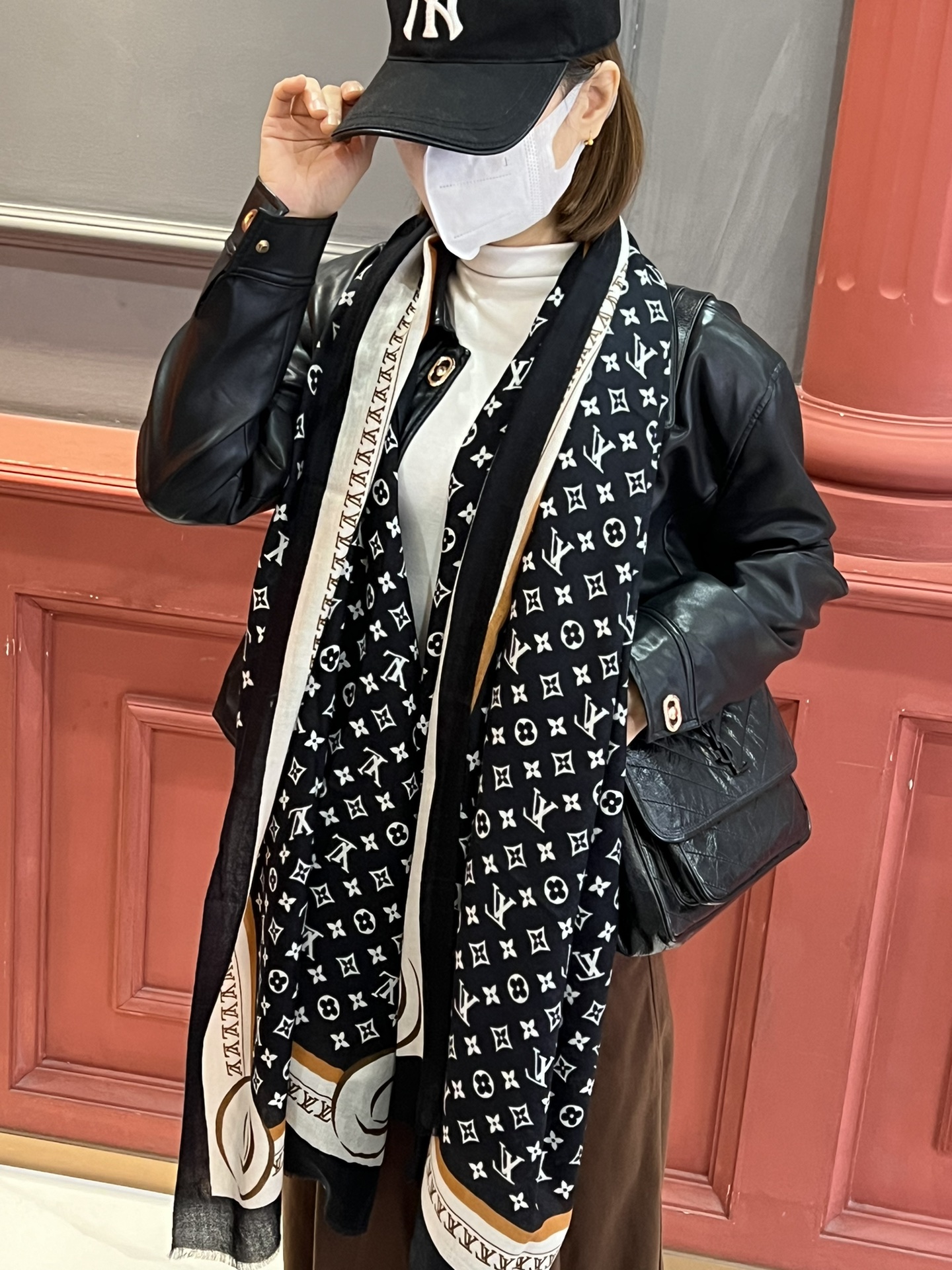 NO:172654,The latest top-level design of the new L is so beautiful, it really praises the real thing. The shawl is printed with prints, and the details are very accurate. The whole scarf gives people a big brand aura and is very exquisite and high-end VIP recommendation is definitely worth buying. Size 100xcm, cashmere, high-version scarf, shawls19860909上新L 最新款顶级设计太美了,真心赞实物真心美 披肩配以印花无论设计喷绘都是非常到位细节都可见整个围巾给人大牌气场的同时又非常精致高端VIP推荐绝对值得入手尺寸100xcm,材质羊绒,高版本围巾,shawls,scarf