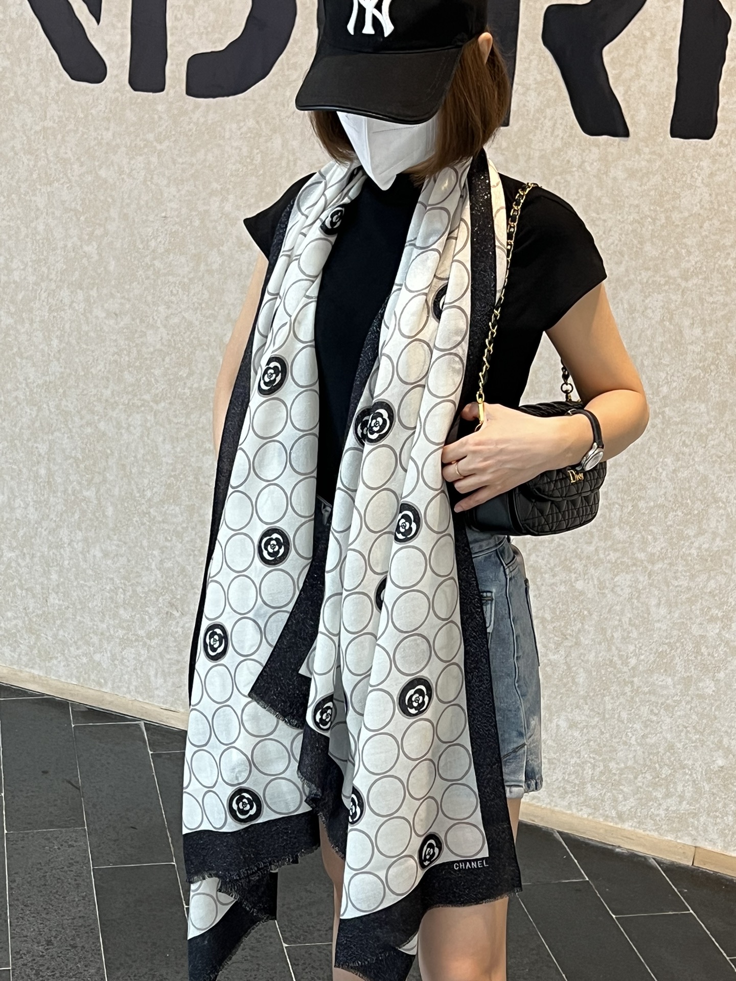 NO:172658,New [Scarf that will shine] Recommended by VIP, be sure to start quickly [High-end, love, pure cashmere, baby feels comfortable to touch, very few products, can be used in all seasons to make people very beautiful, the upper body effect is simply beautiful, the quality is perfect, the whole scarf gives people a big brand aura and is very exquisite and beautiful, it is definitely worth buying a new model. Once you get the real thing, you will be glad that you are a beautiful woman. It is worth evaluating the perfect temperament and taste Ditails' first choice VIPs. The upper size is 100*, high-version scarf19860909新款【会发光发亮的围巾】抢VIP推荐 下手一定要快【高端 大爱 纯羊绒 婴儿触感舒服到飞女人尤物 货极少 四季都可以用真心美的让人非常非常心动 上身效果简直美翻了 品质非常完美 整个围巾给人大牌气场的同时又非常精致秀丽绝对值得入手的新款 实物一拿到就会庆幸自己是女人的绝美好货 值得品鉴完美气质品味Ditails首选VIP们 上尺寸100*,高版本围巾,scarf