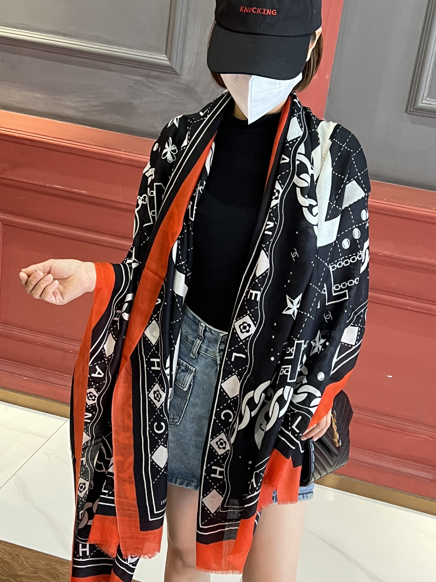 NO:172662,New, I really like [Xiaoxiang] Thin cashmere long scarf This style of cashmere long scarf is synchronized inkjet technology in the counter. The quality is super good, heavy and huge VIP customers must enter, strongly recommended, slow hand, don't go to the counter to buy it absolutely the same price, really good, this size is not big or small, especially easy to match, high-end quality is super good, you will understand high-end quality, what you see is what you get, heavy and huge VIP customers must enter, 110*cm, top cashmere long scarf, high-end scarf19860909上新 真心赞【小香】薄羊绒长巾本款 羊绒长巾专柜同步喷墨工艺呈现鲜活色彩.品质超级好重磅巨献VIP客户必入推荐强烈推荐手慢无千万别去专柜买绝对一模一样价格真心好,这个size不大不小特别好搭配,品质超级好拿到手就会懂的高端品质,高端细节所见即所得重磅巨献VIP客户必入推荐110*cm,顶级羊绒长巾,高版本围巾,scarf