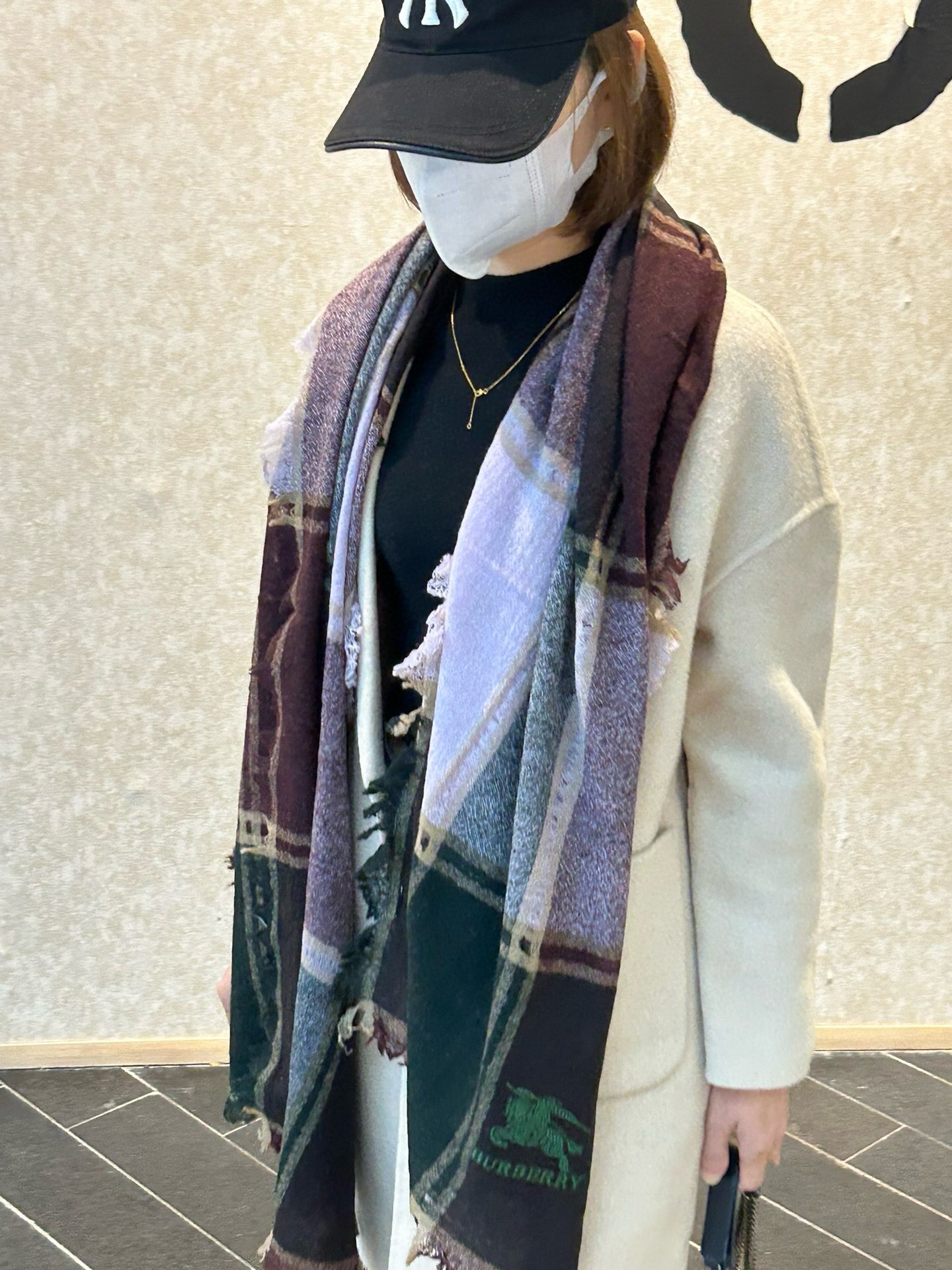 NO:172673,The ruthless product is coming. The classic Burberry model is launched with a heavyweight launch. The fixed-woven lamb velvet ring velvet fabric scarf, the classic hollow scarf has an extremely silky feel and the upper body is super comfortable!  !  The classic war horse logo embroidered by B's family is complete with tags, gifted to others, bring it to yourself, absolutely high-end!  !  Extremely recommended!  !  Size210*80cm, high-version scarf, burberry,ring19860909狠货来袭巴宝莉经典款重磅推出 定织羊羔绒戒指绒面料围巾,经典镂空围巾 手感极其丝滑,上身超级舒服！！绣有B家经典战马LOGO 吊牌齐全 送人 自带 绝对高大上！！极致自留推荐！！Size210*80cm,高版本围巾,burberry,ring,scarf