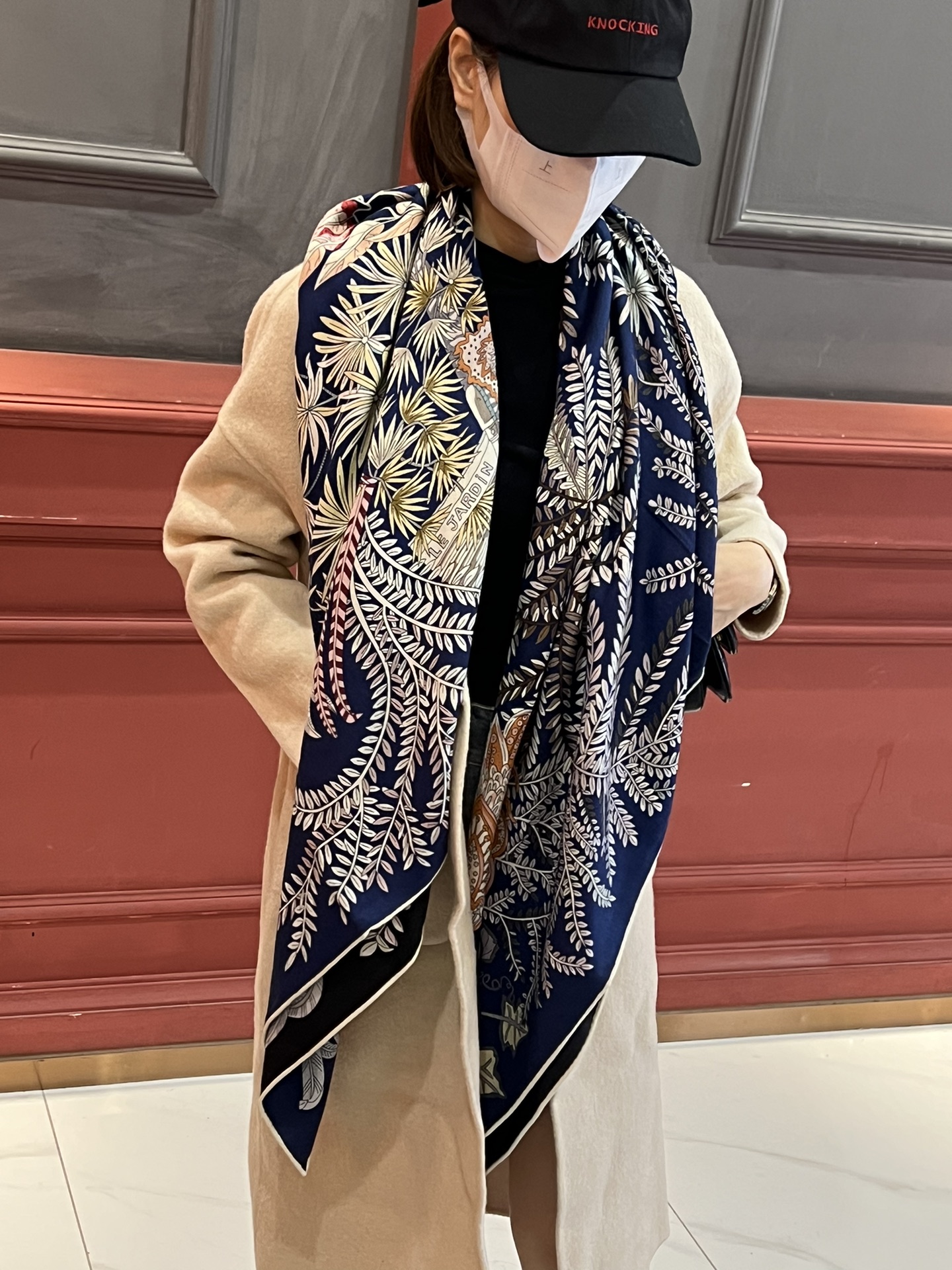 NO:172684,New model recommendation [Fanmao Garden Double-sided 140] Double-sided color, 140 velvet square scarf. Top craftsmanship and super value Hermes counter hot products are three-dimensional presentation patterns and patterns, physical objects, extremely high grade, special craftsmanship and high-end research and development are amazingly launched. Special cutting-edge technology processing is loved by Bai Fumei. Whether it is quality, style, price, they scream, super high cost performance, absolutely worth buying. Size 140cm*140cm, 70 cashmere silk, high-version scarf, hermes, real silk19860909新款推荐【繁茂花园双面140】双面异色,140丝绒方巾.顶级工艺超值爱马仕专柜爆款立体呈现图案纹路实物档次极高特殊工艺高端研发惊艳问世特殊尖端工艺处理受到白富美的喜欢 无论是品质 款式 价格都令大牌控的她们尖叫 超高性价比 绝对值得入手尺寸140cm*140cm,70羊绒真丝,高版本围巾,hermes,real silk,scarf