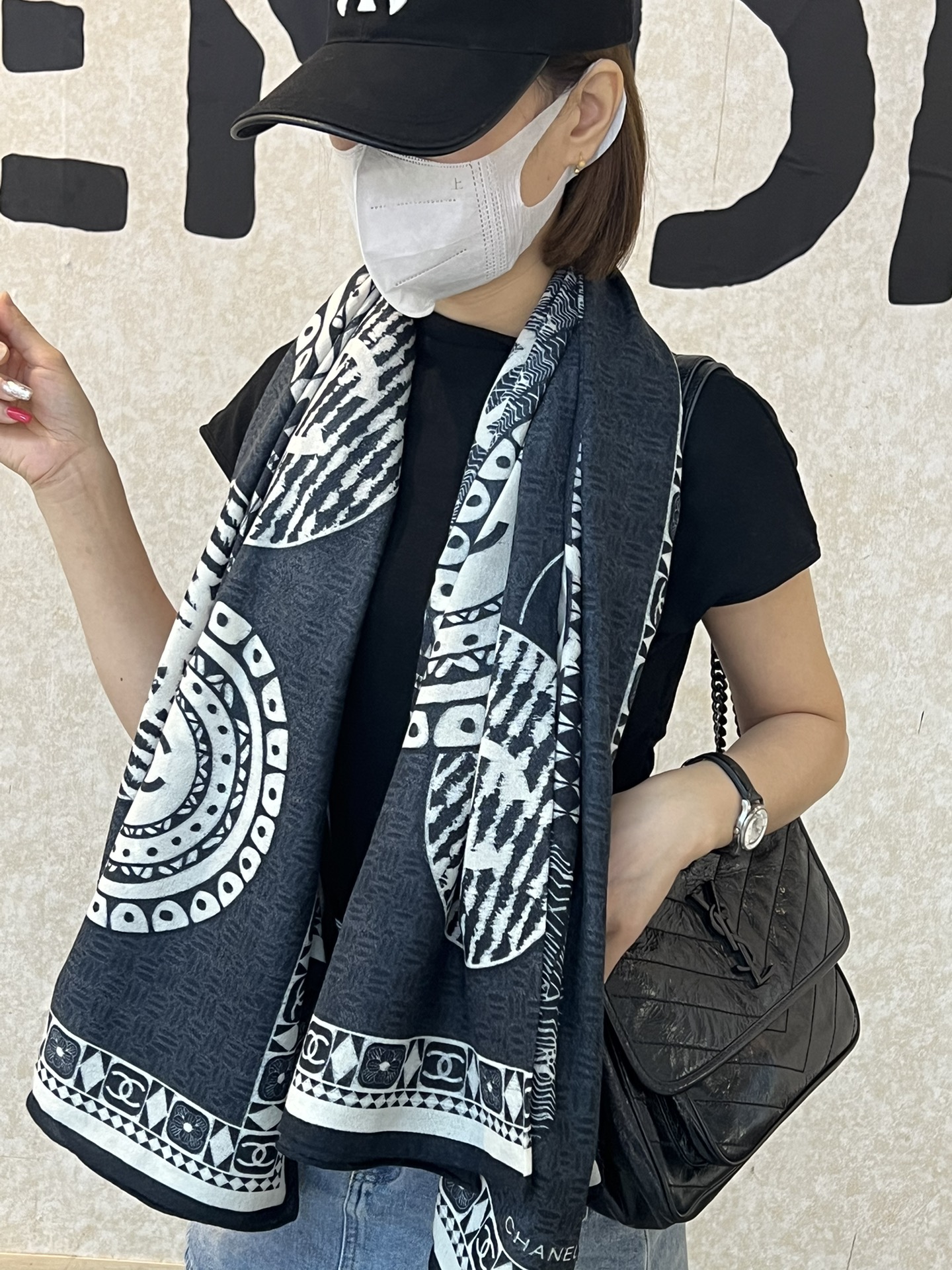 NO:172648,[Xiaoxiang Record Cashmere 140] Cashmere printed square scarf recommendation to grab VIP. Be sure to start quickly [High-end, love, pure cashmere, baby feels comfortable to touch, and the beauty of women is very rare. You can use it in all seasons to make people very beautiful. The upper body effect is simply beautiful. The quality is very perfect. The whole scarf gives people a big brand aura and is very exquisite and beautiful. It is definitely worth buying a new model. Once you get the real thing, you will be glad that you are a beautiful product for women. It is worth evaluating the perfect temperament and taste. Ditails' first choice VIPs. The upper size is 140*140cm, high-version scarf. The scarf is 140*140cm, and the high-end version is scarf.19860909【小香唱片羊绒140】羊绒印花方巾抢VIP推荐 下手一定要快【高端 大爱 纯羊绒 婴儿触感舒服到飞女人尤物 货极少 四季都可以用真心美的让人非常非常心动 上身效果简直美翻了 品质非常完美 整个围巾给人大牌气场的同时又非常精致秀丽绝对值得入手的新款 实物一拿到就会庆幸自己是女人的绝美好货 值得品鉴完美气质品味Ditails首选VIP们 上尺寸140*140cm,高版本围巾,scarf