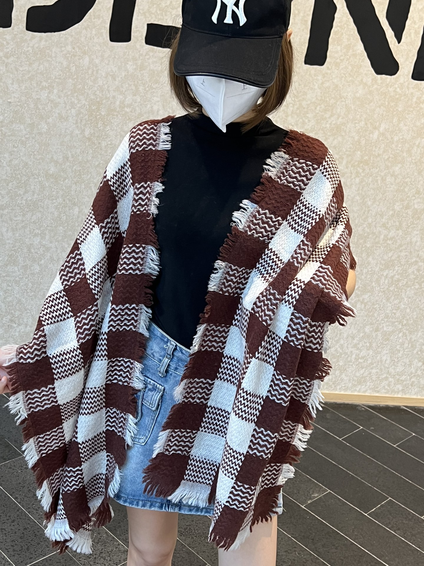 NO:172652,New style, matching tools, Chanel series, exclusive to VIP products, top-quality imported Scottish lamb velvet, pattern weaving makes the scarf elastic and soft and skin-friendly, extremely noble and elegant, intellectual style, simple and atmospheric design, absolutely not fancy style, absolutely niche product, not everyone knows its goodness, absolutely the first choice for taste of life, must-have accessories for those who know the goods. A must-have for casual style matching!  [Color][Color][Color] Please take a detour for laymen. Size *45, high-version scarf, chanel19860909新款 搭配利器 香奈儿系列货 专供vip 产品 顶级苏格兰进口羊羔绒 纹路织法使围巾赋有弹性且柔软亲肤  无比的高贵优雅 知性的款式 简洁大气的设计 绝对的不是花里胡哨的款式绝对的是小众产品 不是谁都懂的它的好 绝对的品味生活的首选搭配饰品 识货者必入.休闲风格搭配必备哦！[色][色][色]外行请绕道 尺寸*45,高版本围巾,chanel,scarf