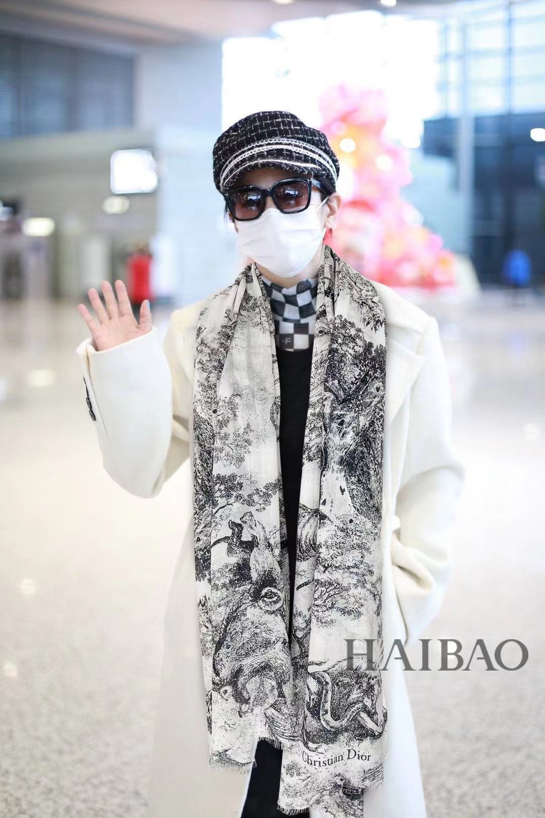 NO:172656,New scarf that will shine. New customer-supplied silver thread   sequin cashmere fabric long scarf. Beautiful [Tear] [D Jungle Animal Sequin Long Scarf] The imperial palace-level new counter is on sale. Silver thread pure cashmere unique design style plus rich Do home pattern printing. It is extremely beautiful. Really, the upper body is extremely luxurious and high-end. Rare~ Small expensive~ Look good or not. Look at it yourself. Size 110xcm. Large long scarf, top-grade pure cashmere, high-end scarf19860909上新 会发光发亮的围巾 新款客供银线 亮片羊绒面料长巾 美翻了[流泪]【D丛林动物亮片长巾】御用殿堂级极新款专柜在售 银线纯羊绒独特设计风格加上富有Do家图案印花 美丽至极 真的 上身极为奢华上档次 稀有～小贵～好看不好看自己看吧 尺寸110xcm 大长巾,顶级纯羊绒,高版本围巾,scarf