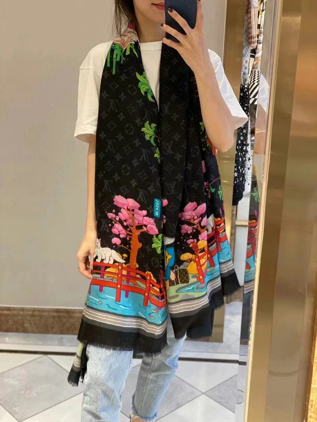 NO:172660,A new model is released~ I just tell you that this model must be collected. The new cashmere counter is synchronized with this size is not big or small, which is very easy to match. The quality is super easy to understand. The high-end quality will be understood by you. The high-end details are what you see and what you get is the heavy and huge VIP customer must buy the top cashmere, size 100*cm, high-end scarf19860909出新款了～ 就是告诉大家这款必须收上新 新款羊绒专柜同步这个size不大不小特别好搭配,品质超级好拿到手就会懂的高端品质,高端细节所见即所得重磅巨献VIP客户必入推荐顶级羊绒,尺寸100*cm,高版本围巾,scarf