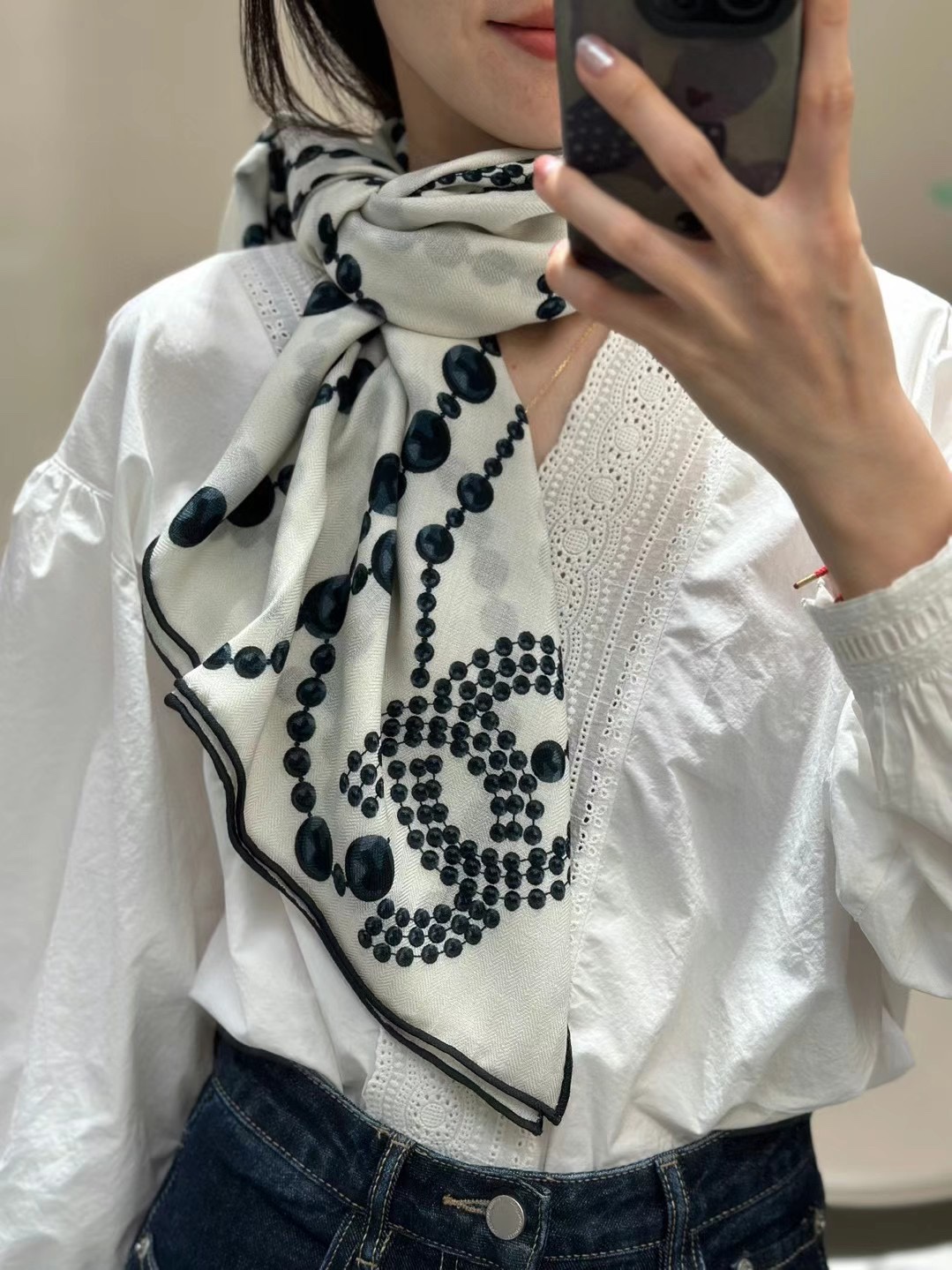 NO:172692,New spring style Cha*el new, pearl style, no more, no less, just right 110*110 Double-sided same color, positive quality, relatively crisp fabric, two-color spot, high-version scarf19860909开春新款 Cha*el上新 珍珠款 不多不少 恰到好处 110*110 双面同色 正品质感 比较挺括的面料 二色现货,高版本围巾,scarf