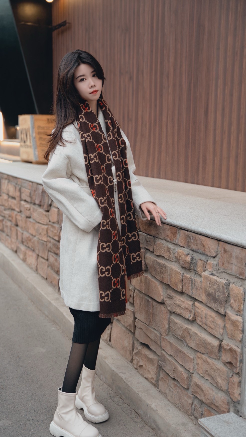 NO:172707,Auxiliary materials!  It also has the product number, encoding, and RFID nano-electronic chips. There are no shortage of details, and the high-version scarf19860909的辅料！对货号、对编码、RFID纳米电子芯片也配上.该有的细节一样都不缺,高版本围巾,scarf