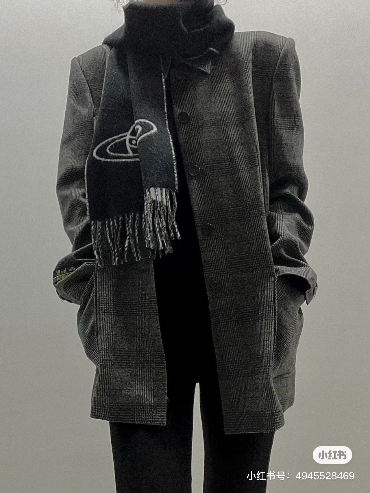 NO:172712,This style, my friends who have been selling scarves for many years are a little surprised. They have never published this brand, but this is the original order this year!  So we must get a new VV home model, so let's follow the opportunity to briefly introduce the scarf. In fact, this one does not need to introduce the weaving process. It has a very smooth double-sided jacquard, raw material 16 single-strand wool yarn, Xinjiang wool, fineness 16.6-16.9μm, close to the fineness of cashmere, raw material origin   yarn, will make the finished scarf combine stiffness and softness, and the feel is great, and the weight is also very good when you get it~!  The color original process data of the dyeing process, the color difference interval is up to the tolerance, so as to avoid the color difference caused by regional factors!  The whole process is indeed difficult to arrange because we pay attention to details. We woolly and half-mount the scarf six times so that the surface of the finished scarf has a uniform, rich and harmonious feeling!  If you turn it right and furrow it backwards, it will cause the scarf to fry. It will collapse after steaming it. Tell me, can the finished scarf be good? Continue to introduce the auxiliary materials, the main mark, washing and tag are all restored to the cabinet, and the three high-end customization standards!  Take a look at our level!  !  The details only available in the original single item are the three-standard auxiliary materials, which are both in line with the style, and are not the three-standards commonly used in the market. Scan the code to check and instantly kill your peers~ it is simply impeccable!  !  It’s very decent to give it to others!  The QR code sign can scrape off the coating and enter the code to check Alibaba's official overseas direct purchase of international authentic products. Is this absolutely great? Compared with the purchasing agent and 0  in the cabinet, ours is just a fraction of 1××, so I don't need to say how self-evident it is!  Although the cost of the channel is very high!  But I still sell as much as I should. It’s really 1xx complete brick-moving benefits!  Let’s not talk about you, I’m excited when I get the finished product!  The specification is 25*cm, and it doesn’t contain any spikes. It’s okay to take care of this specification. It won’t be bulging. The current season is suitable for this style. Friends who like niche original list, choose this, believe me!  You will never lose money!  Absolutely OK, high-version scarf19860909这个款式,跟我卖围巾多年的伙伴们都有点惊讶,从来没出过这个牌子,但是这个是今年的原单呀！所以必须要弄一下VV家新款,咱们也就跟着沾沾光接下来,依旧简单介绍一下围巾其实这款并没什么要介绍织造工艺的,很流畅的双面提花,原料16单股羊毛纱线,新疆毛,细度16.6-16.9μm,接近羊绒的细度,原料产地＋纱支,会让成品围巾结合挺度与柔软,手感杠杠的,拿到手上的分量感也很好~！染色工艺颜色原工艺数据,色差区间走上公差,尽量避免区域因素所导致的色差！后整流程确实因为咱们注重细节,所以安排的比较麻烦,我们是一点一点起毛,双面半起6遍,这样围巾成品表面毛感均匀、丰厚、和谐！如果正一遍,反一遍起毛会导致围巾炸毛,后面过蒸呢一下就塌了,你说吧,围巾成品能好吗…继续着重介绍一下辅料,主标、水洗、吊牌全部还原柜里,高级定制三标！看一下咱们的级别！！原单货才有的细节,三标辅料都是和款式对牢的,不是市场上通用的三标,扫码查询更是秒杀同行～简直无可挑剔！！送人自留都很体面！二维码签可刮掉涂层输入编码,查询阿里巴巴官方海外直购国际正品,这一点是不是绝对棒棒的绝对呀相比代购、柜里的0 ,咱们这个只是个零头1××是有多么不言而喻就不用我说了吧！虽然渠道的成本非常高！但是我还是该卖多少卖多少,真的1xx完全搬砖福利！别说你们了,成品出来的时候一上手我自己都兴奋！规格25*cm不含穗子,这个规格怎么打理都没问题,不会鼓鼓的目前季节正适合这样的款式,喜欢小众原单的小伙伴,选择这个,相信我！你们绝对不会买亏的！绝对OK,高版本围巾,scarf