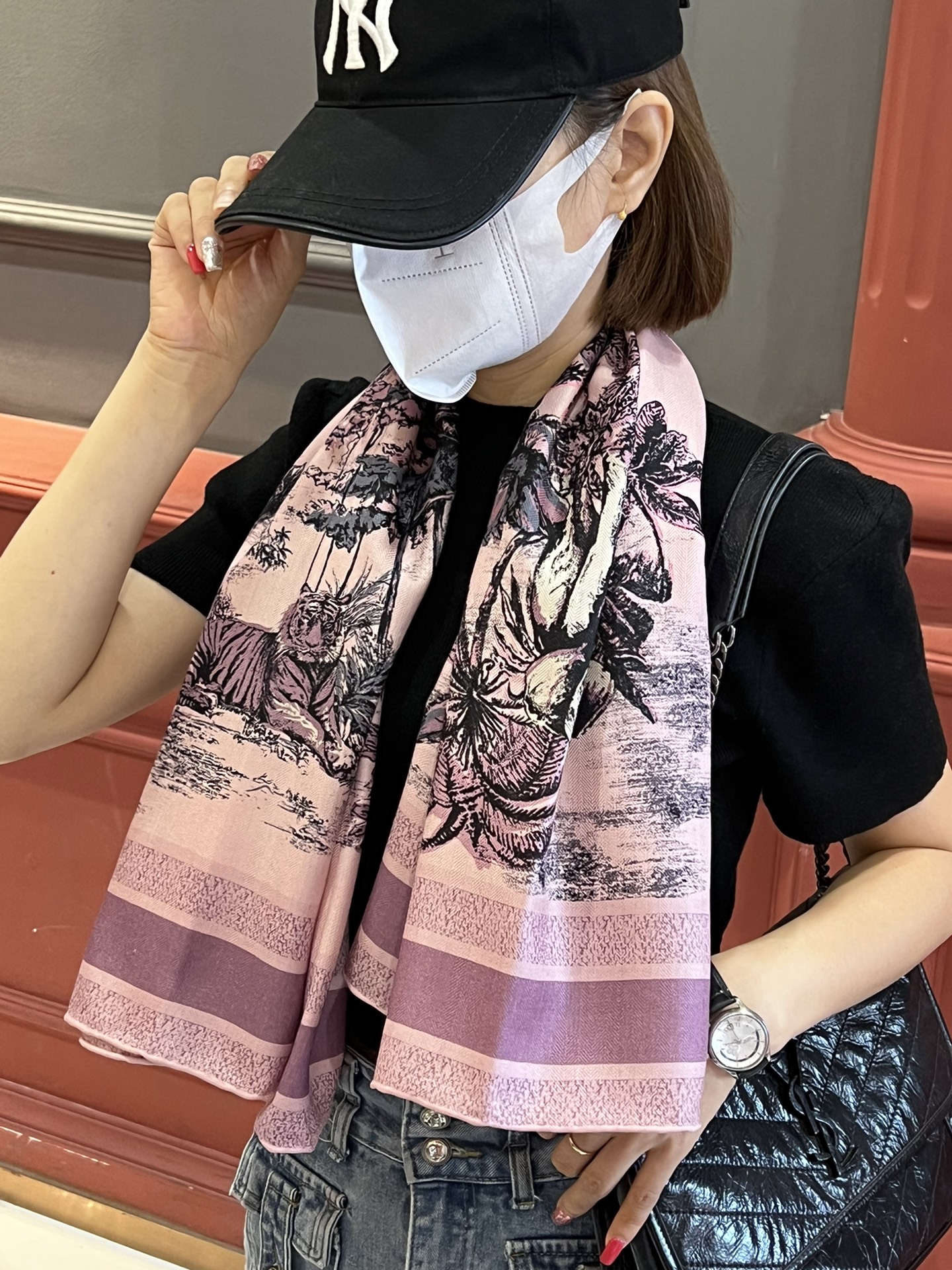 NO:172843,This scarf is decorated with Voyage prints, from a collection created by Dior and Italian artist Pietro Ruffo, which cleverly blends Indian flora and fauna with classic patterns of Mr. Dior. The double-sided design is decorated with multi-colored patterns and hand-curled edges, embellished with the same tone Christian Dior logo jacquard strips to enhance the style. Elegant and colorful, can be tied on the neck or used as a headscarf to create a delicate look, or matched with other Voyage print items. Double-sided design, multi-colored Indian pink fabric Voyage print patterns tone Christian Dior logo jacquard strips tone Christian Dior logo jacquard strips tone 110*110 velvet square scarf, high-version scarf, dior19860909这款方巾饰以 Voyage 茹伊印花图案,来自 Dior 与意大利艺术家彼得罗·鲁福 (Pietro Ruffo) 携手打造的系列,将富有印度风情的动植物与 Dior 先生的经典图案巧妙融合.双面设计,饰以多色图案和手工卷边,点缀以同色调 Christian Dior 标志提花条形图案提升格调.优雅缤纷,可系在颈部或作为头巾使用,打造精致造型,亦可与其他 Voyage 茹伊印花单品搭配. 双面设计,印度粉色面料多色 Voyage 茹伊印花图案 同色调 Christian Dior 标志提花条形图案 手工卷边 110*110丝绒方巾,高版本围巾,dior,scarf