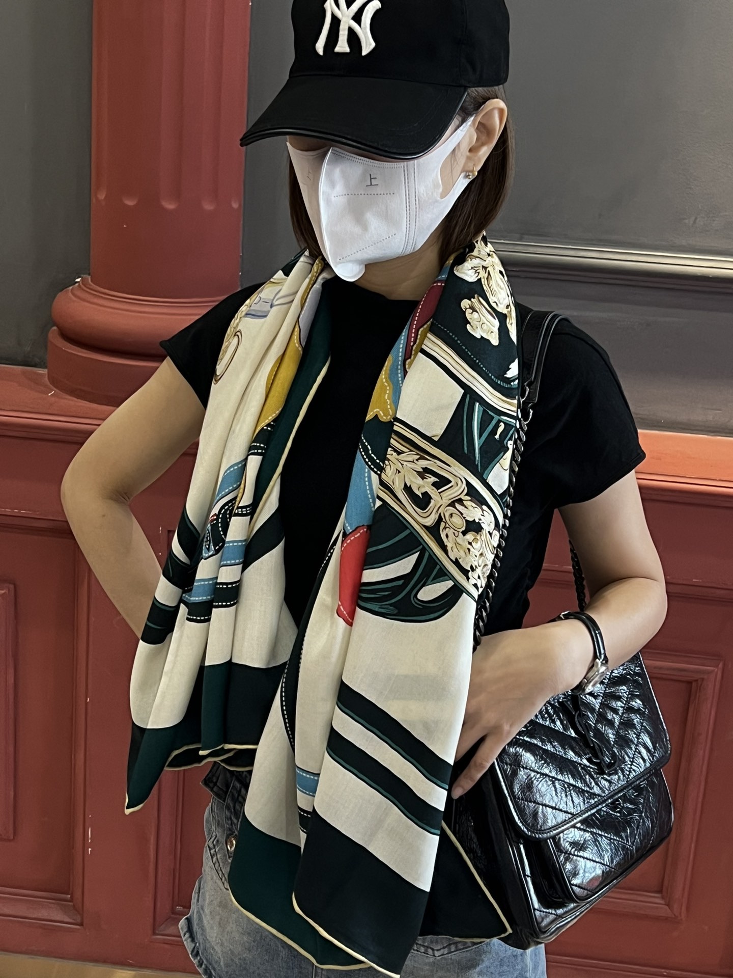 NO:172847,The new silk cashmere double-sided tones in color. The Hermes' Brides de Gala (the gorgeous reins are also translated as a saddle) series since its launch in 1957 by Hugo Grygkar (Hugo: Grygkar), its reputation has been endlessly rebirth and transformation as ever. Its countless reinterpretations - Fleuries, Love Bayadère Shadow, Finesse and many others - reflect the eternity of the original design, which has been embodied for sixty years by Hermes' elegance from the second half of the 19th century face to face. The meticulous architecture of the design highlights the delicate outlines of the ornament, heraldic, leaves and mermaids, as well as leather goods. Anyway, changing it wildly, Brides  All deGala retains originality and strength, making it unique and immediately recognizable. Size 140 by 140. The fabric is silk cashmere, with a delicate and soft texture!  Hand-made curled edges and fine prints, high-end scarf, hermes, hermes19860909开春新款丝羊绒双面同色大方巾.Hermes'BridesdeGala(华丽的缰辔也有人译为盛装马鞍)系列自1957年由HugoGrygkar(雨果:格里卡尔)首发以来,它的声誉一如既往地得到了无休止的重生和改造多多多它的无数重新诠释-Fleuries、LoveBayadère Shadow、Finesse和许多其他一-体现了原始设计的永恒性,六十年来一直体现爱马仕的优雅来自19世纪下半叶的两个礼仪缰绳面对面.设计的细致架构突出了精致的轮廓分明的装饰、纹章、树叶和美人鱼,以及皮革制品.无论如何疯狂地改变它,Brides deGala都保留了原创性和强度,使其独一无二并立即被识别.尺寸140乘140.面料丝羊绒,质地细腻柔软！手工卷边做工印花清晰精细,高版本围巾,hermes,hermes,scarf