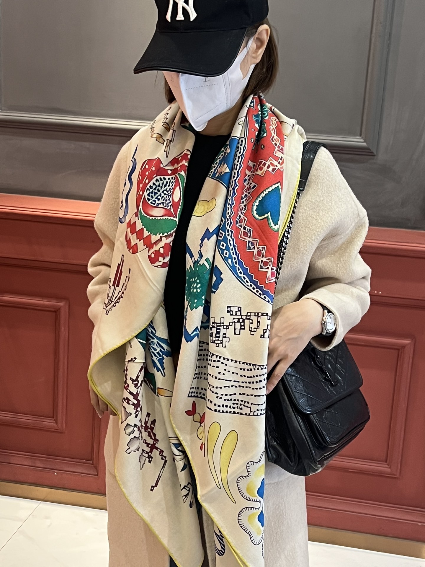 NO:172852,Hermes ~ Top double-sided and same color for autumn and winter matching tools!  !  1 equals 2] The finishing touch is wonderful, I like both the patterns and color schemes, and I like another velvet shawl designed with double-sided color matching craftsmanship. I like it very much!  !  !  !  One shawl is equal to two wearing it to create a high-end feel!  The physical body is really fashionable!  !  This batch is of excellent quality!  I would like to remind my sisters that you must buy it early, this one will not help!  A shawl has two colors, both front and back, which really saves money and saves you home. There is no need to worry about the colors, just earn two at a time!  !  !  Size specifications 140*140 Top double-sided printing and dyeing double-color silk cashmere shawls, high-version scarfs, hermes, real silk, shawls19860909爱马仕～秋冬搭配利器顶级双面同色 版真丝羊绒披肩！！1条等于2条】点睛精彩,图案和配色都超级喜欢,又一款双面配色工艺设计的丝绒披肩,超级喜欢！！！！一条披肩等于两条穿出高级感！实物上身真的很时髦气质！！这个批次品质超好！提醒下喜欢的姐妹们,必须早点入手,这个出完无补的！一条披肩正反两种配色,真是省银子省到家了,不用纠结颜色了,一次入两！！！尺寸规格140*140顶级双面印染双配色真丝羊绒披肩,高版本围巾,hermes,real silk,shawls,scarf