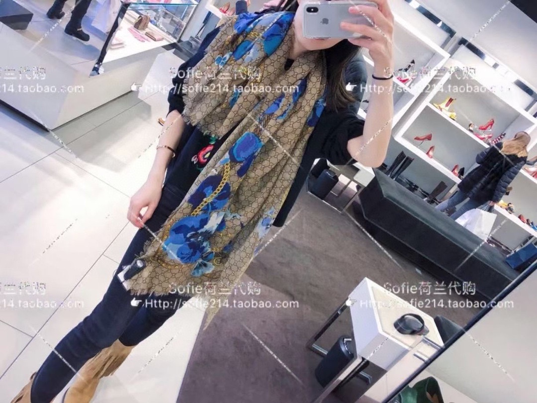 NO:172880,The hot products are shipped. Real overseas original products - I bought from overseas and spent a month drawing the draft. If you want to make it, we will make the best. One flower and four colors surprise me so much that it is really beautiful. It is recommended that you can buy every color. 140.140 top 300 cashmere, high-version scarf19860909爆款出货 真正的海外原版货——从海外买的正品花了一个月画稿打版,要做咱们就做最好的 一花四色每色都把我惊艳到了真的是美极了,建议每色都可入 140.140顶级300支羊绒,高版本围巾,scarf