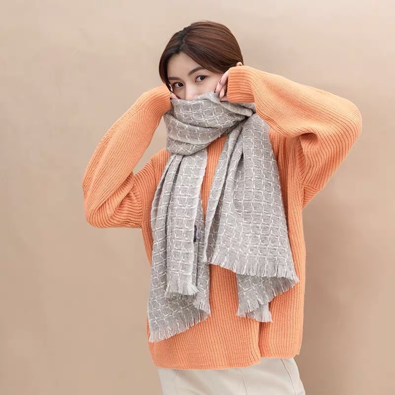 NO:172873,New Chanel (CHANEL) The most beautiful of the year [Double C Gold Line Plaid Shawl] Exclusive channel original single product of the year The latest masterpiece is the highest high-end customization, imported Italian fabrics with high-end Chanel braided style, literary and artistic combination of temperament, the fabric is soft and comfortable, easy to shape, especially versatile. Chanel braided plaided with gold and silver si adds a different element, making fashion easy. The fabric is Italian customer supply top cashmere, technology that ordinary cashmere cannot make, specifications *70 most awesome items in autumn and winter, high-end scarves, chanel, chanel, shawls19860909新香奈儿（CHANEL）年度最美【双C金线格纹披肩】独家渠道原单货年度最新力作 顶极高端定制,意大利进口面料搭配高端香奈儿编织风 文艺 气质结合于一体 面料柔软舒服 容易造型 特别百搭 香奈儿编织格纹搭配金银si增添了别样的元素 让时尚变得轻而易举.面料意大利客供顶级山羊绒,普通羊绒做不出来的技术,规格*70秋冬最最牛的单品,高版本围巾,chanel,chanel,shawls,scarf