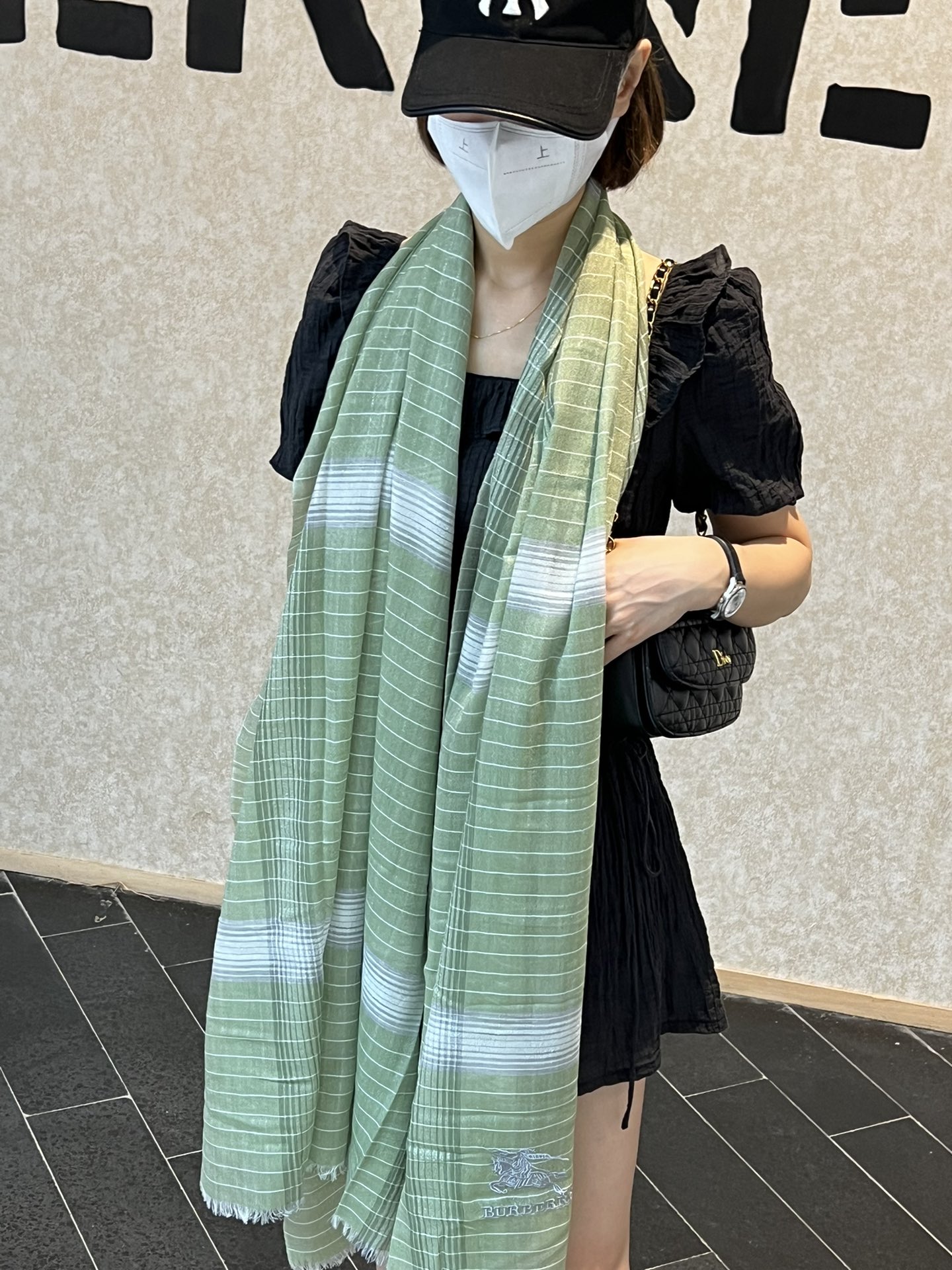 NO:172884,[Burberry] Classic logo pattern inlaid with silver flash [Rose] Imported Nepal cashmere top embroidered scarf... High-end products... Absolutely screaming quality... Top design models of fashion brands... You will understand that the processing of top craftsmanship is the screaming highlight of this model.. Currently, this model is only a few foreign counters in stock, which is really rare.. Nepal imported cashmere Size*90c m, high-version scarf, burberry19860909【巴宝莉】经典logo纹镶嵌银色闪线 [玫瑰]进口尼泊尔羊绒顶级刺绣围巾....高尖端产物...绝对令人尖叫的品质...时尚大牌的顶尖设计款..拿到手你就会明白顶级工艺的处理是此款令人尖叫的亮点秋冬必备的高端精品..此款目前只有国外几个专柜有货真的是臻品罕见..尼泊尔进口羊绒 Size*90c m,高版本围巾,burberry,scarf