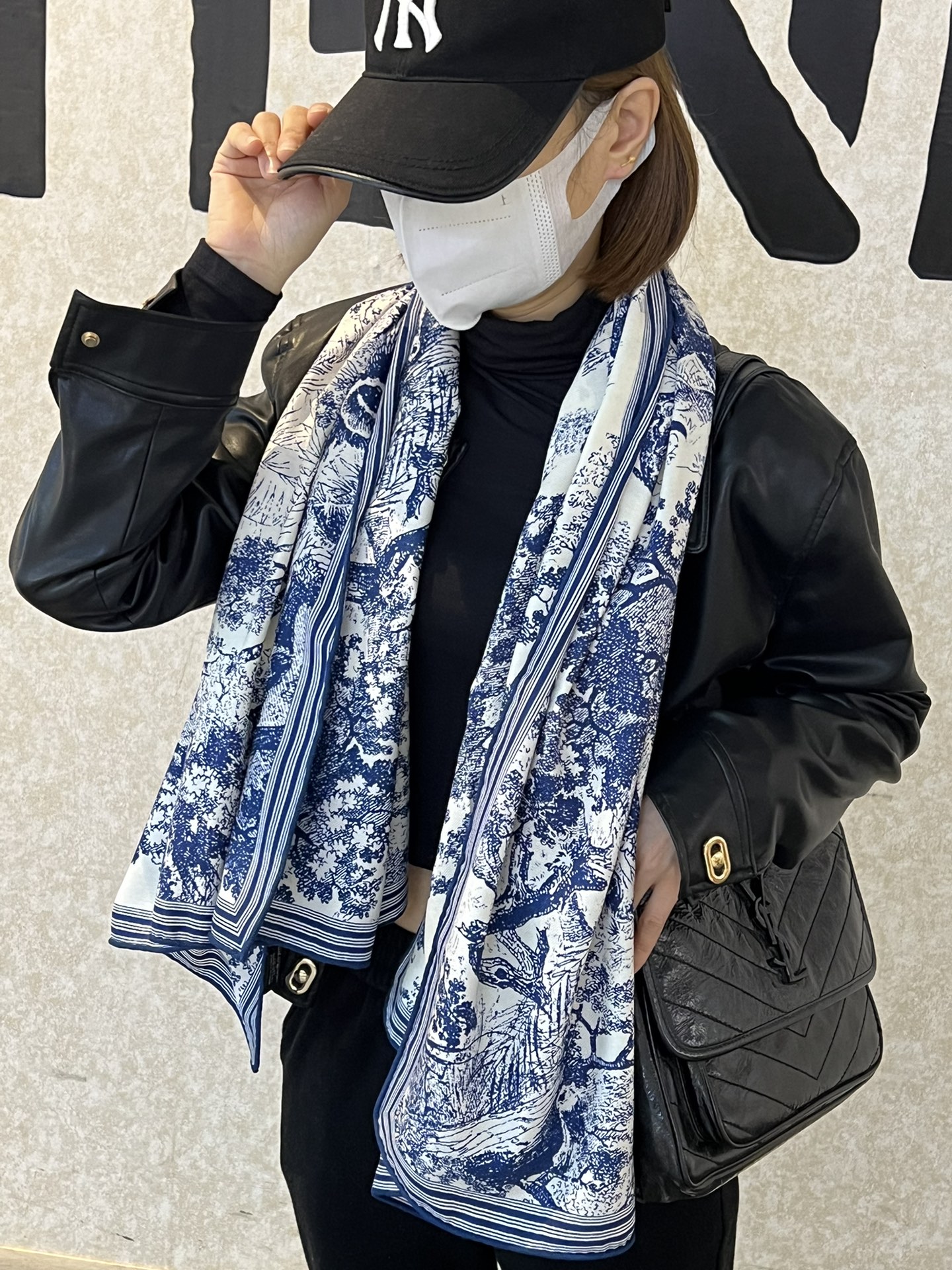 NO:172844,Dior [High-end Edition] 140 velvet double-sided and same color to avoid the embarrassment of uneven penetration on the front and back sides!  Three colors., high-version scarf, dior19860909Dior【高定版】 140丝绒双面同色  避免正反面渗透不匀的尴尬！ 三色.,高版本围巾,dior,scarf