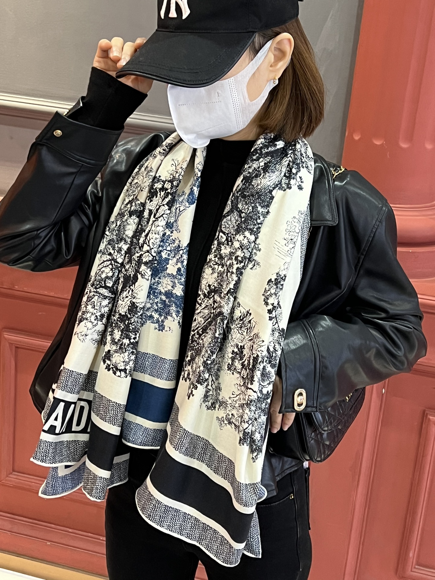 NO:172849,Do's latest counter is mainly [D Zoo Double-sided Square Scarf 140] Double-sided Double-color printed cashmere square scarf, tropical rainforest series. Order private flow. As soon as you see it, you want to go on vacation and wear it very well. You can see the details and quality clearly. The high-standard quality that is absolutely praised is 140*140cm, 70 cashmere silk, high-version scarf, real silk19860909Do最最新的专柜主打【D动物园双面方巾140】双面双色印花羊绒方巾,热带雨林系列 度假及日常都非常好搭配的款订单私流】一看到就想去度假平时穿搭也非常好搭配,整个人看起来都会神采奕奕好多不用多说,细节品质都看得清楚,绝对获赞的高规格品质140*140cm,70羊绒真丝,高版本围巾,real silk,scarf