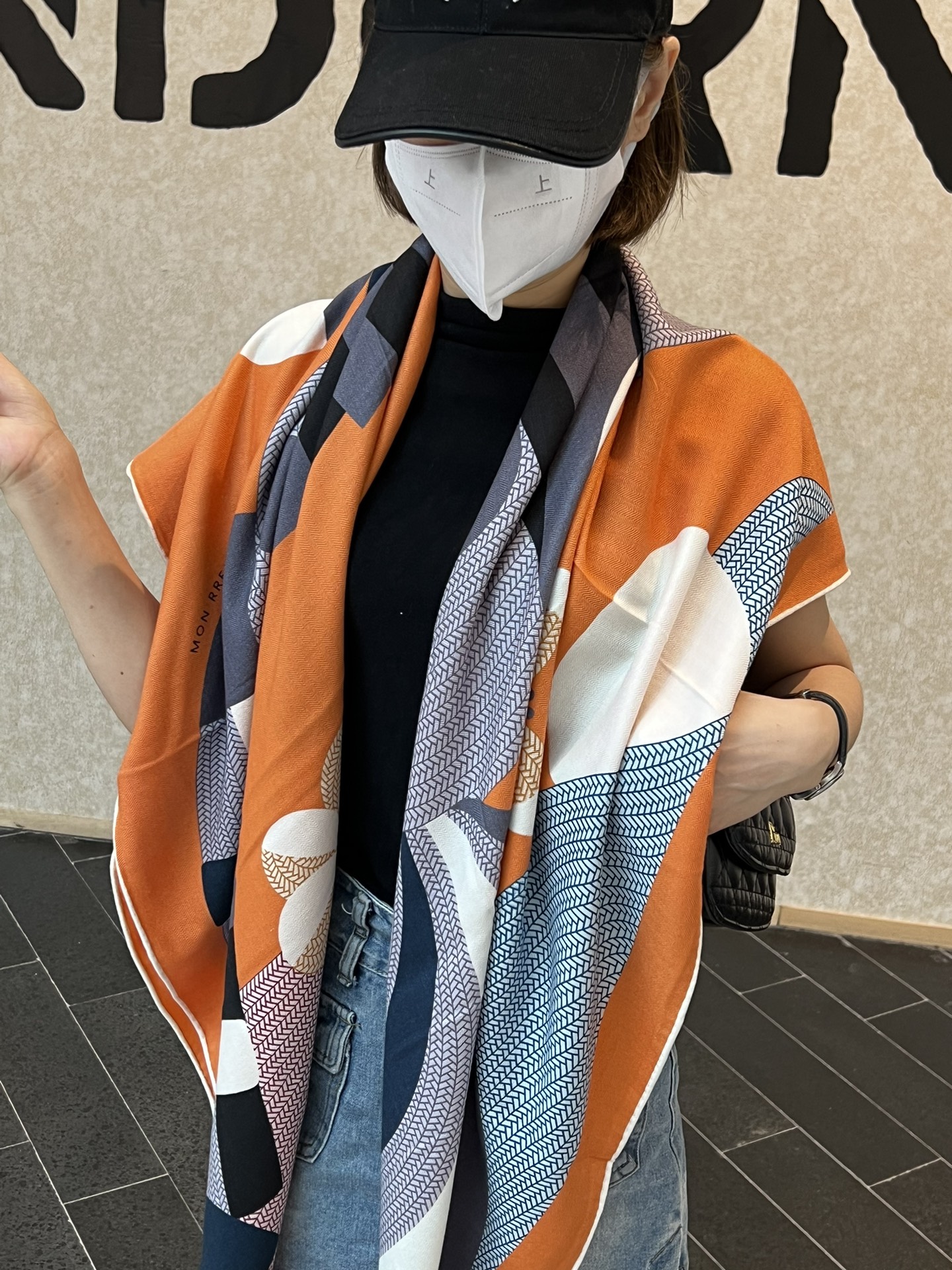 NO:172859,The new Hermes Pony jumps, 140*140cm, double-sided same color print, high-end heavy silk cashmere fabric, the same effect on both sides, 70 cashmere silk, three-color spot. Creative origin The pony is accompanied by a naughty butterfly, playing happily in the sand. After the clouds, the naughty sun poked its head. It took a tentative step, and then put down its guard. Who doesn't keep plucking up the courage and defeating fear like this pony?  This is a magical moment, and the transformation begins from then on. Chinese artist Tong Ren uses simple lines to cleverly incorporate exquisite and delicate beads. This Mon Premier galop pattern also interprets the elements of wicker baskets and woven straw hats, demonstrating the illustrator's love for traditional handicrafts., High-version scarves, hermes, real silk, hats19860909新款爱马仕小马跳跃,140*140cm,双面同色印花,高端的重磅丝羊绒面料,正反两面效果一样,70羊绒真丝,三色现货 创作渊源 小马在一只顽皮蝴蝶的陪伴下,在沙中愉快玩耍.云层之后,淘气的太阳探出了头.它试探着迈出一步,随即便放下了戒备.谁不像这匹小马一样,不断鼓起勇气,战胜恐惧呢？这是充满魔力的一刻,蜕变从此开始.华裔艺术家Tong Ren运用简约的线条,巧妙融入精致细腻的珠饰.这幅Mon premier galop图案中还诠释了柳条筐和编织草帽的元素,彰显了这位插画师对传统手工艺的热爱.,高版本围巾,hermes,real silk,hats,scarf