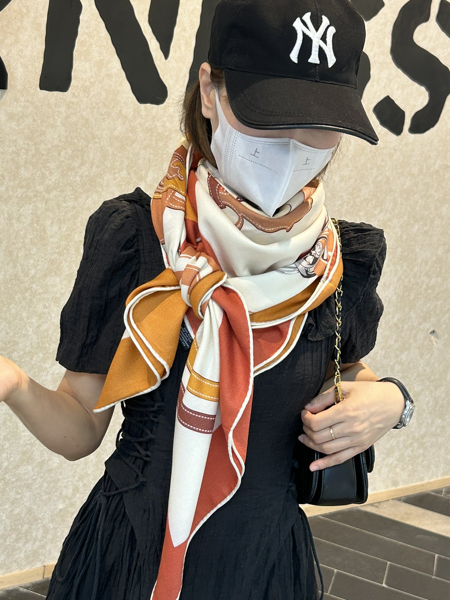 NO:172864,The new styles are said to be good. Hermes silk cashmere square scarf, gorgeous reins, 140*140cm, double-sided same color print, high-end heavy silk cashmere fabric, both sides have the same effect on both sides, 70 cashmere silk, two-color spot. Creative origins 