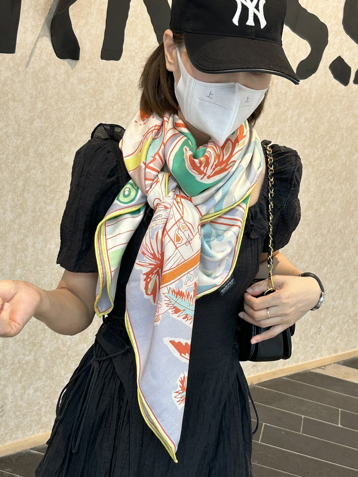 NO:172868,The new styles say they look good Hermes silk cashmere square scarf, leisurely holiday, 140*140cm, double-sided same color print, high-end heavy silk cashmere fabric, both sides of the same effect, 70 cashmere silk, two-color spot creation origin The leisurely holiday is coming, the waves by the sea, the breeze blows on the pine trees. Step on the delicate and soft beach, enjoy the breath of the ocean and the noon sunshine... Rayures d'ete pattern depicts the terrace of the holiday scenery with three different atmospheres in a bold freehand way, where friends can gather here at any time; the oyster breeding village in the pine forest is fascinating; the quiet Bay of Arcachon is hidden by the sand dunes, traditional flat-bottomed boats sail along the coast. These are Filipe, born in Rio de Janeiro  Jardim) loves the place, because he seems to be back to the beach of his childhood., High-version scarf, hermes, PHILIPP PLEIN, real silk19860909新款都说好看爱马仕丝羊绒方巾 ,悠闲的假期,140*140cm,双面同色印花,高端的重磅丝羊绒面料,正反两面效果一样,70羊绒真丝,二色现货创作渊源 悠闲的假期到来,海边涛声阵阵,微风轻拂着松树.踏上细腻柔软的沙滩,享受海洋的气息和正午的阳光……Rayures d'ete图案以大胆的写意方式,描绘了三种不同氛围的假日风景咖啡馆的露台,朋友们可以随时相聚于此；松树林中的牡蛎养殖村令人心驰神往；宁静的阿卡雄湾在沙丘的掩映下,传统的平底船只沿着海岸航行.这些是出生于里约热内卢的菲利普·贾尔蒂姆（Filipe Jardim）所钟爱的地方,因为他在此仿佛回到了童年的海滩.,高版本围巾,hermes,PHILIPP PLEIN,real silk,scarf