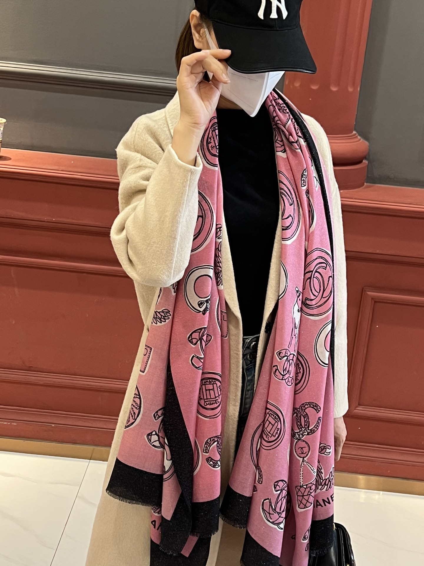 NO:172871,The new model recommends a shiny scarf, Chanel, top craftsmanship, super value counter, three-dimensional presentation, pattern, pattern, physical objects, extremely high grade, special craftsmanship, high-end research and development, and special cutting-edge technology processing is loved by Bai Fumei. Whether it is quality, style, price, they scream, super high cost performance, absolutely worth buying cashmere, size 100*, high-version scarf, chanel19860909新款推荐会发光发亮的围巾,香奈儿 顶级工艺超值专柜爆款立体呈现图案纹路实物档次极高特殊工艺高端研发惊艳问世特殊尖端工艺处理受到白富美的喜欢 无论是品质 款式 价格都令大牌控的她们尖叫 超高性价比 绝对值得入手羊绒 尺寸100*,高版本围巾,chanel,scarf