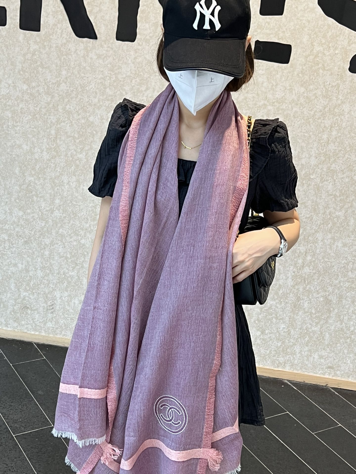 NO:172640,Elegant sense of high-end export orders are young, fashionable, invincible and age-reducing!  !  Charming style, touching the inner temperament!  !  !  This Ch**el cashmere scarf is the more you like, the more you look at it, the more you look at it, the more you like this craft and appearance, you will know that it is not from an ordinary factory. I really like this master-level fashionable feeling. People with attitude will definitely like it. Young, fashionable, confident, and attitude. It is very beautiful!  This design is more stretchy, more advanced, more atmospheric, and more affordable. It is recommended to use the abdomen velvet tip of the Albasic velvet collected every spring to produce the original velvet. The characteristic of this cashmere is that even after being processed by human craftsmanship, the essence of the original velvet is retained to the greatest extent. Holding the scarf in the hand is like holding the clouds, it still feels very high-end. Finally, this biggest feature is that it is inlaid with crystal shiny, which perfectly presents the softness of Cha*el. Specifications: 100*200, high-end scarf.19860909优雅的高级感出口订单年轻,时髦,无敌减龄！！迷人风情,触动内心的气质！！！这款Ch**el羊绒围巾,越看越爱,越看越气质,越看越喜欢这种工艺和品相一看就知道不是一般的大工厂的,非常非常喜欢这种高手级别的时髦感,有态度的时髦人一定会喜欢.年轻,时髦,自信,有态度.很美！这样的设计更舒展,更高级,更大气,更加经得起推荐采用每年开春采集的阿尔巴斯纯种绒山羊腹部绒尖为原绒生产,这种羊绒的特点就是,即便经过人类工艺的加工,仍最大程度的保留了原绒的本质围巾握在手里就跟握着云朵般的仍空气绵绵感真的非常高级最后,这个最大的特色还有镶嵌有水晶闪闪的,将Cha*el的柔美完美呈现.规格:100*200,高版本围巾,scarf