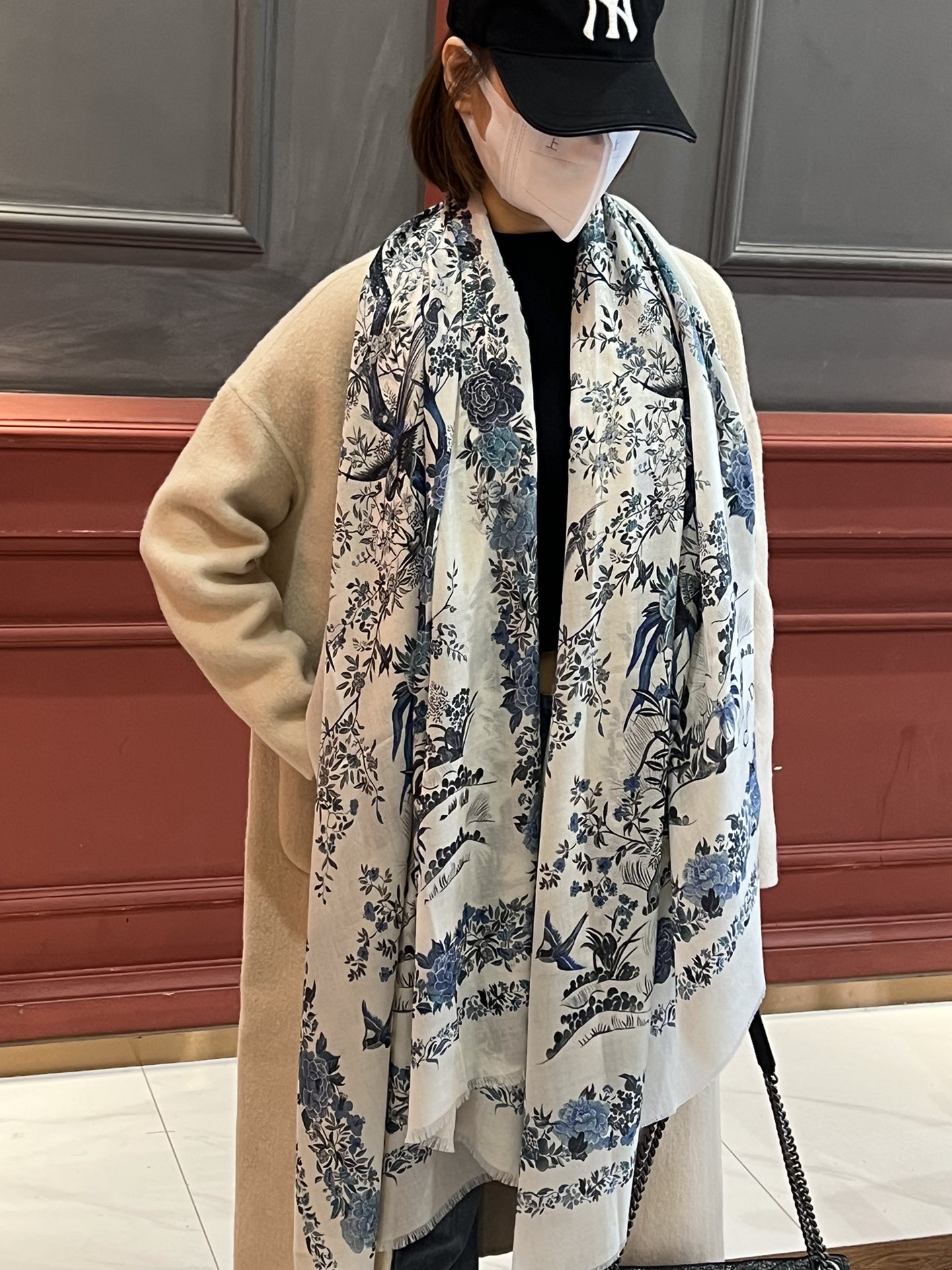 NO:172627,[Gold and Silver Wire Model] Dior counter model~ It means that this model must be collected~New new style long cashmere counter synchronizes the size of this is not big or small, which is very easy to match. The quality is super easy to get and you will understand the high-end quality. High-end details, what you see, what you get, the heavy and huge VI price must be purchased by customers. The recommended top cashmere, size 100*200cm, high-end scarf, dior19860909【金银丝款】Dior专柜款～就是告诉大家这款必须收～上新 新款长羊绒专柜同步这个size不大不小特别好搭配,品质超级好拿到手就会懂的高端品质,高端细节所见即所得重磅巨献VI价客户必入推荐顶级羊绒,尺寸100*200cm,高版本围巾,dior,scarf