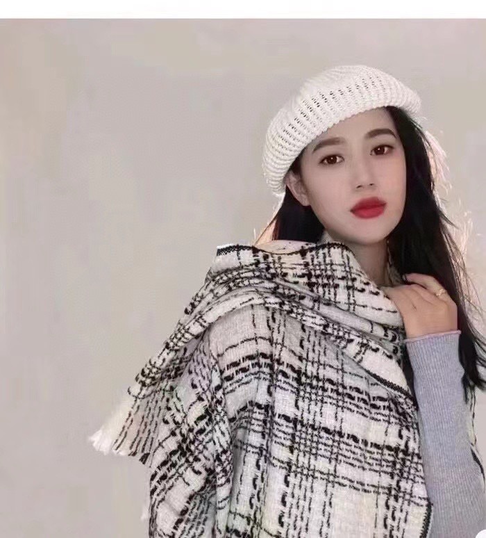 NO:172943,New Chanel (CHANEL) The most beautiful of the year [Double C woven plaid shawl] Exclusive channel original single product of the year The latest masterpiece is the highest high-end customization, imported Italian fabrics with high-end Chanel woven style, literary and elegant combination, the fabric is soft and comfortable, easy to shape, especially versatile. Chanel woven plaid with gold and silver si adds a different element, making fashion easy. The fabric is Italian customer supply top cashmere, technology that cannot be made of ordinary cashmere, specifications *65 the most awesome item in autumn and winter, high-end scarves, chanel, chanel, shawls19860909新香奈儿（CHANEL）年度最美【双C编织格纹披肩】独家渠道原单货年度最新力作 顶极高端定制,意大利进口面料搭配高端香奈儿编织风 文艺 气质结合于一体 面料柔软舒服 容易造型 特别百搭 香奈儿编织格纹搭配金银si增添了别样的元素 让时尚变得轻而易举.面料意大利客供顶级山羊绒,普通羊绒做不出来的技术,规格*65秋冬最最牛的单品,高版本围巾,chanel,chanel,shawls,scarf