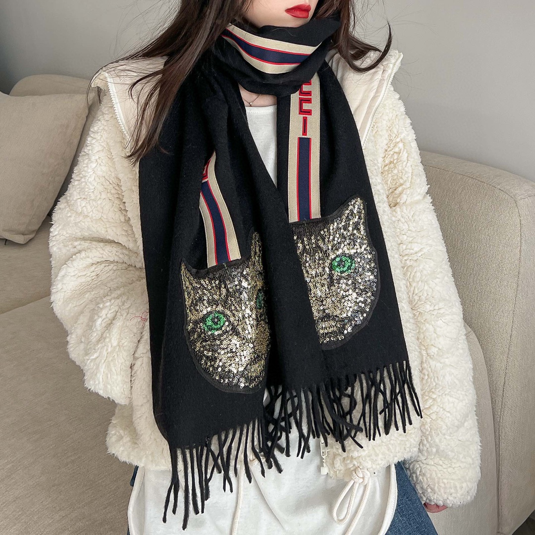NO:172948,Gucci order The hottest design element this year, absolutely creative, classic color red, blue and white, aura cat head, beads, the real thing is really beautiful, cashmere fabric, delicate feel because it is a tail order, not many, and it is cost-effective, the order price is more than 20 US dollars, now our prices are too low and too low. Those who are lucky enough to go to France should be able to find this model in the counter. Specifications are 35*, high-version scarf, gucci19860909Gucci订单 今年最热的设计元素 绝对的创意十足 经典配色红蓝白 灵气的猫头 珠片组成 实物实在是美的不可方物 羊绒面料 手感细腻 因为是尾单 数量不多 而且是高性价比 订单价都20多美金 现在咱们价格都低过低过订单价 有幸去法国的亲们应该能在专柜找到此款 规格35*,高版本围巾,gucci,scarf