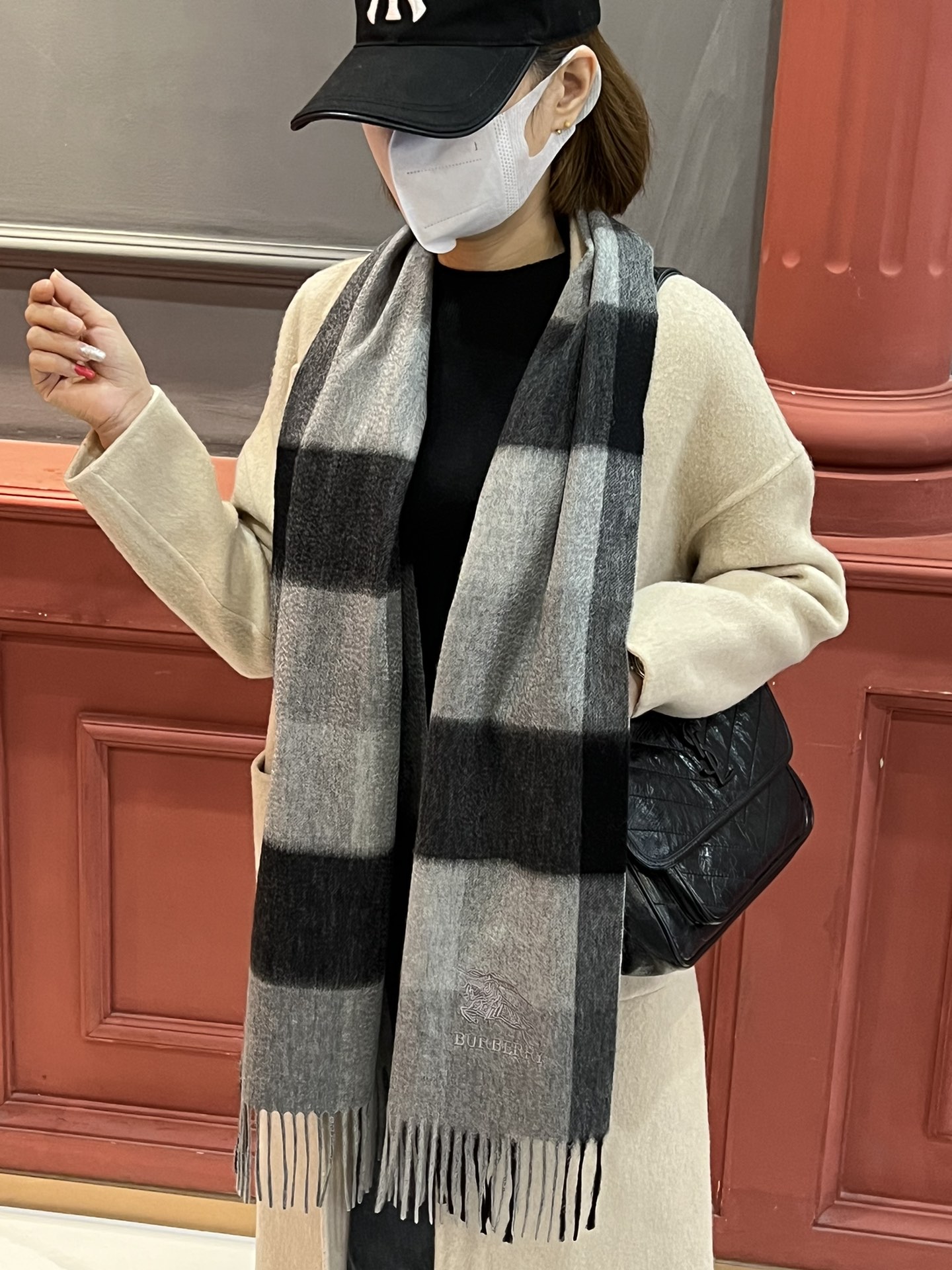 NO:172967,Recommended Burberry New Products ·Couple Style Cashmere Scarf is a top-notch cashmere fiber that takes time and effort, soaked in clear spring water to make the cashmere fiber present a unique fluffy texture, and the feel is so delicate. Only by using the lightweight velvet process can it have a luxurious and soft surface luster. The water ripples are really beautiful. The touch is like a baby's skin. Soft and glutinous. The feel is full of delicate fluff. It has always been synonymous with continuous excellence. This price is absolutely 100% affordable gift gifts and is good!  Absolutely good product, specifications 32*180 cm, ingredient cashmere, high-version scarf, burberry19860909重磅推荐巴宝莉 新品 ·情侣款 羊绒围巾臻选上乘的山羊绒纤维,耗时耗力,再以清泉水浸泡涤荡,使羊绒纤维呈现出独特的蓬松质感,手感才如此细腻,采用轻缩绒工艺,才有奢华柔和的表面光泽水波纹真的太美好了,触感犹如婴儿的肌肤 软软糯糯 手感满满地都是细腻的绒毛一直是精益求精的代名词,这个价格绝对百分之百的实惠送礼自留都不错！绝对好货 规格32*180 cm,成分羊绒,高版本围巾,burberry,scarf