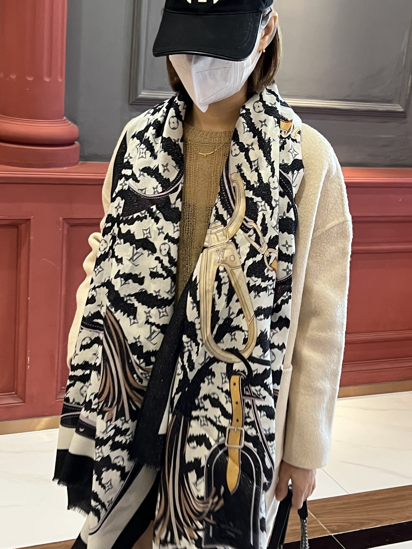 NO:172974,The scarf that will shine. I really like [L tiger pattern] with Monogram pattern as the background, the Louis Vuitton design elements printed with the logo are perfectly designed. It is highly recommended that you don’t have a slow hand and don’t go to the counter to buy it. The price of top cashmere is really good. This size is not big or small, and it is very easy to match. The quality is super good. The high-end quality will be understood. The high-end details are what you see and what you get is the heavy and huge VIP customer must-have 110*, high-end scarf, louis vuitton19860909会发光发亮的围巾 真心赞【L虎纹图案】以Monogram花纹为背景,印有标志的路易威登设计元素皮革带、金属链与挂锁设计完美,强烈推荐手慢无千万别去专柜买绝对一模一样,顶级羊绒价格真心好,这个size不大不小特别好搭配,品质超级好拿到手就会懂的高端品质,高端细节所见即所得重磅巨献VIP客户必入推荐110*,高版本围巾,louis vuitton,scarf