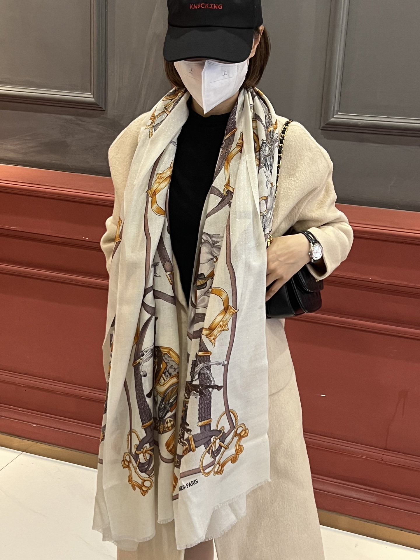 NO:172969,A scarf that will shine. If you buy the new Hermes model, it is good to look. Recommended [Carriage Feast] Hermes counter has a hot three-dimensional presentation pattern and pattern. It is very high-grade and special craftsmanship. It is a stunning and advanced process. The processing is loved by Bai Fumei. Whether it is the quality, style, price, it makes the big brand controls scream. Super high cost performance. It is definitely worth buying. Size 110*, high-version scarf, hermes19860909会发光发亮的围巾 爱马仕新款买了都说好看推荐【马车盛宴】爱马仕专柜爆款立体呈现图案纹路实物档次极高特殊工艺高端研发惊艳问世特殊尖端工艺处理受到白富美的喜欢 无论是品质 款式 价格都令大牌控的她们尖叫 超高性价比 绝对值得入手尺寸110*,高版本围巾,hermes,scarf