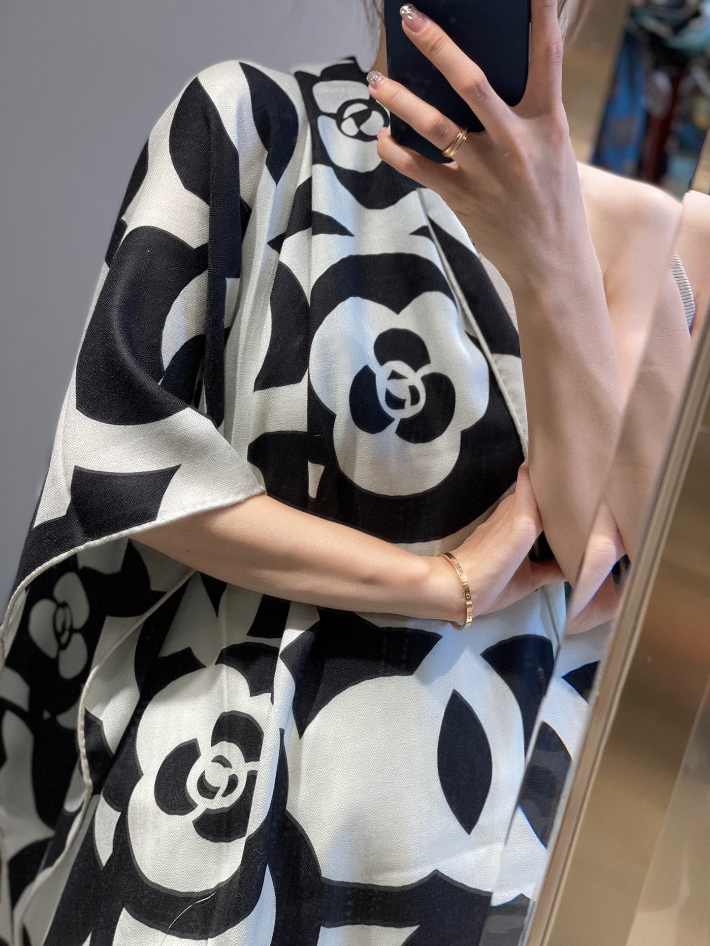 NO:172978,New high-end single product is her. Chanel~~[Double-sided same-color velvet scarf] Avoid the embarrassment of uneven penetration on one side. It is a fine product. 65* long scarf single-color, high-version scarf, chanel19860909上新 高奢单品非她莫属  Chanel～～【双面同色丝绒长巾】避免单面渗透不匀的尴尬 出品就是精品 65* 长巾单款单色,高版本围巾,chanel,scarf