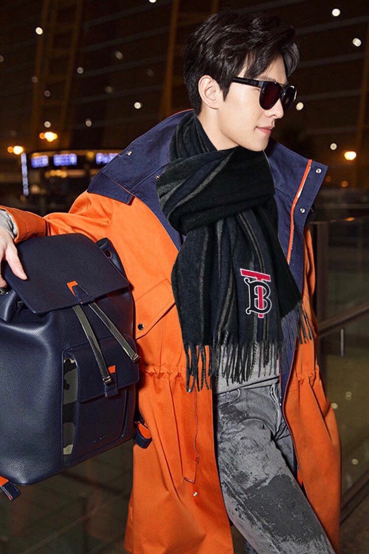 NO:172954,(large spot) New counter style Burberry pure new logo, super quality and versatile style, absolutely good quality and super value latest export cashmere scarf for men and women. The delicate feel is very good, this type is very versatile, you can match it with a casual jacket or a business suit, which will never be matched with a wrong style. The material selection is also very exquisitely selected from Alpine cashmere. Universal for men and women. Super recommended size 180*35, high-end scarf, burberry, jackets & coats19860909（大量现货）专柜新款 巴宝莉纯新款logo 超级有品百搭的款,绝对质量好到爆的超值最新出口男女羊绒围巾.手感细腻度非常好关键这类的非常百搭,可以搭配休闲外套也可以搭配商务西服绝对不会不会搭错的款.选料也是很考究的选自阿尔卑斯山羊绒.男女通用 情侣款超级推荐尺寸180*35,高版本围巾,burberry,jackets & coats,scarf