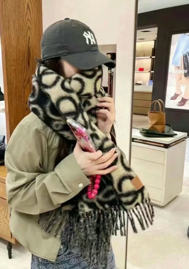 NO:172964,Fried chicken is so popular that Luo Yiwei [LW presbyopia double-sided scarf] is very lucky to get things from this brand. It is really rare. It rarely makes orders in China. There are really few styles. Poor Luo Yiwei, as a top luxury brand in Spain, adheres to tradition, skills, enthusiasm, and exudes a unique Spanish aristocratic atmosphere! This model is a custom window model for Barcelona counters! The overall composition of the scarf is the most classic LOGO style design of their brand. Specifications are 35*cm, material 49 wool alpaca   21 nylon, high-version scarf, loewe19860909炒鸡火爆抢疯了罗意威【LW老花双面长巾】很幸运拿到這个品牌的东西,真的不多见,很少在国內做订单,款式真的少的可怜罗意威作为西班牙的顶尖奢侈品牌,秉承传统,技艺,热诚,散发独特的西班牙贵族气息！本款为巴塞罗纳专柜的橱窗定制款！围巾整体构图为他们品牌最经典的LOGO风格设计.规格35*cm,材质49羊毛羊驼毛 21锦纶,高版本围巾,loewe,scarf