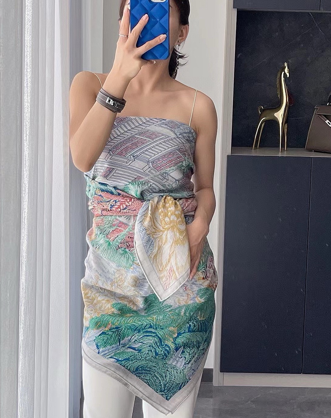 NO:172968,Hermes ~ Top double-sided and same color for autumn and winter matching tools!  !  1 equals 2] The finishing touch is wonderful, I like both the patterns and color schemes, and I like another velvet shawl designed with double-sided color matching craftsmanship. I like it very much!  !  !  !  One shawl is equal to two wearing it to create a high-end feel!  The physical body is really fashionable!  !  This batch is of excellent quality!  I would like to remind my sisters that you must buy it early, this one will not help!  A shawl has two colors, both front and back, which really saves money and saves you home. There is no need to worry about the colors, just earn two at a time!  !  !  Size specifications 140*140 Top double-sided printing and dyeing double-color silk cashmere shawls, high-version scarfs, hermes, real silk, shawls19860909爱马仕～秋冬搭配利器顶级双面同色 版真丝羊绒披肩！！1条等于2条】点睛精彩,图案和配色都超级喜欢,又一款双面配色工艺设计的丝绒披肩,超级喜欢！！！！一条披肩等于两条穿出高级感！实物上身真的很时髦气质！！这个批次品质超好！提醒下喜欢的姐妹们,必须早点入手,这个出完无补的！一条披肩正反两种配色,真是省银子省到家了,不用纠结颜色了,一次入两！！！尺寸规格140*140顶级双面印染双配色真丝羊绒披肩,高版本围巾,hermes,real silk,shawls,scarf