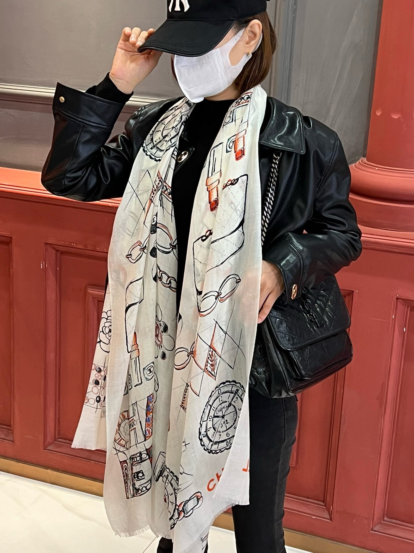 NO:172971,The latest model of Xiaoxiang [Time and Watch] is so beautiful, it really praises the real thing. The shawl is printed with print, the design is very well-designed and painted. The details can be seen. The whole scarf gives people aura and is very exquisite and high-end VI price recommendation is definitely worth buying. Size 100xcm cashmere, 3 colors, high-end scarf, shawls19860909爆款到 小香最新款【时间钟表】顶级设计太美了,真心赞实物真心美 披肩配以印花无论设计喷绘都是非常到位细节都可见整个围巾给人气场的同时又非常精致高端VI价推荐绝对值得入手尺寸100xcm材质羊绒,3色,高版本围巾,shawls,scarf