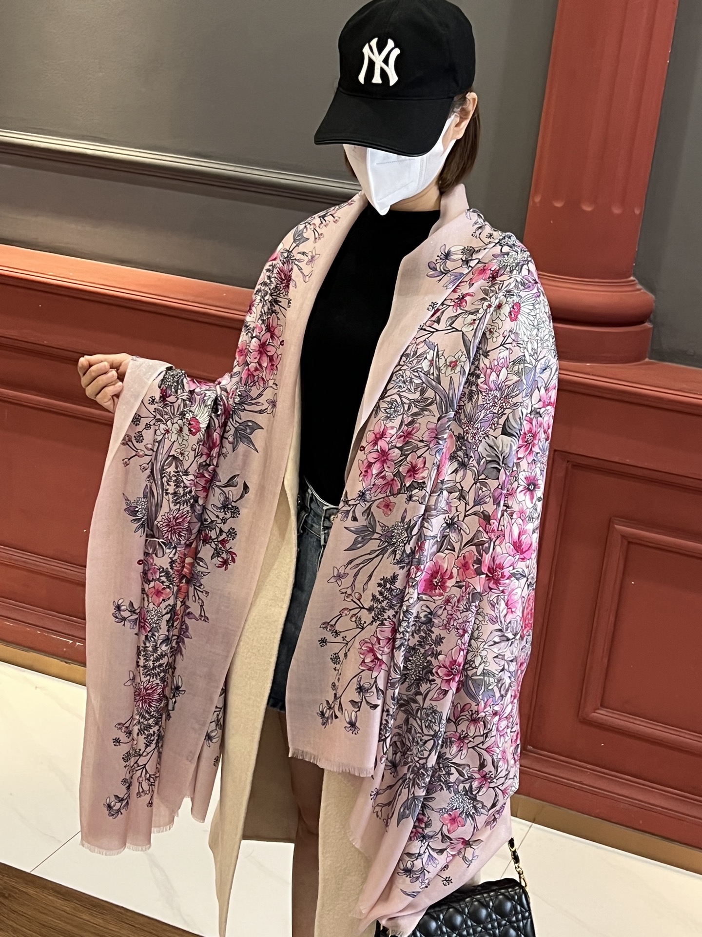NO:172988,A shining scarf D home [D flower fragrance] recommended to grab VIP, be sure to start quickly [high-end, love, pure cashmere, baby feels comfortable to touch, and the beauty of women is very rare. It can be used in all seasons to make people very beautiful. The upper body effect is simply beautiful. The quality is perfect. The whole scarf gives people a big brand aura and is very exquisite and beautiful. It is definitely worth buying a new model. Once you get the real thing, you will be glad that you are a beautiful product for women. It is worth evaluating the perfect temperament and taste. Ditails' first choice VIPs. The upper size is 100*, high-version scarf, dior19860909会发光发亮的围巾D家【D花香明媚】抢VIP推荐 下手一定要快【高端 大爱 纯羊绒 婴儿触感舒服到飞女人尤物 货极少 四季都可以用真心美的让人非常非常心动 上身效果简直美翻了 品质非常完美 整个围巾给人大牌气场的同时又非常精致秀丽绝对值得入手的新款 实物一拿到就会庆幸自己是女人的绝美好货 值得品鉴完美气质品味Ditails首选VIP们 上尺寸100*,高版本围巾,dior,scarf