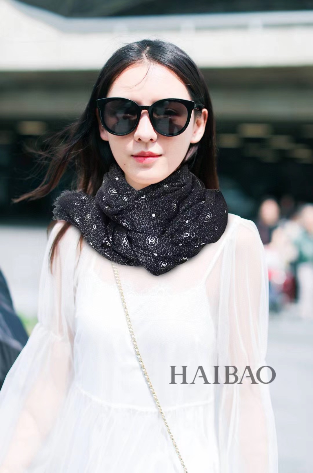 NO:173002,New scarf that will shine. New customer-supplied silver-line cashmere fabric long scarf. Beautiful [Tear] [Small fragrance silver-line icon], the imperial palace-level top-quality new counter is on sale. The unique design style of pure cashmere sequins plus rich Xiangjia's special splicing pattern prints. It is extremely beautiful. Really, the upper body is extremely luxurious and high-end. Rare~ Small expensive~ Look good or not. Look at it yourself. Size 105xcm. Large long scarf, top-grade pure cashmere, high-end scarf, chanel19860909上新 会发光发亮的围巾 新款客供银线羊绒面料长巾 美翻了[流泪]【小香银线图标】,御用殿堂级极品新款专柜在售 纯羊绒亮片独特设计风格加上富有香家本季特色拼接图案印花 美丽至极 真的 上身极为奢华上档次 稀有～小贵～好看不好看自己看吧 尺寸105xcm 大长巾,顶级纯羊绒,高版本围巾,chanel,scarf