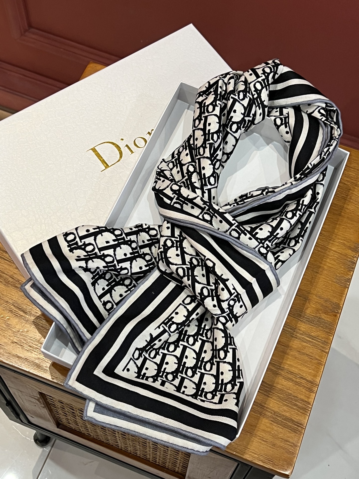 开春新款Dior双面双面羊绒围巾超级抬气色！高级女人味！羊绒围巾也能这么美！！！这款双面D字母羊绒围巾真