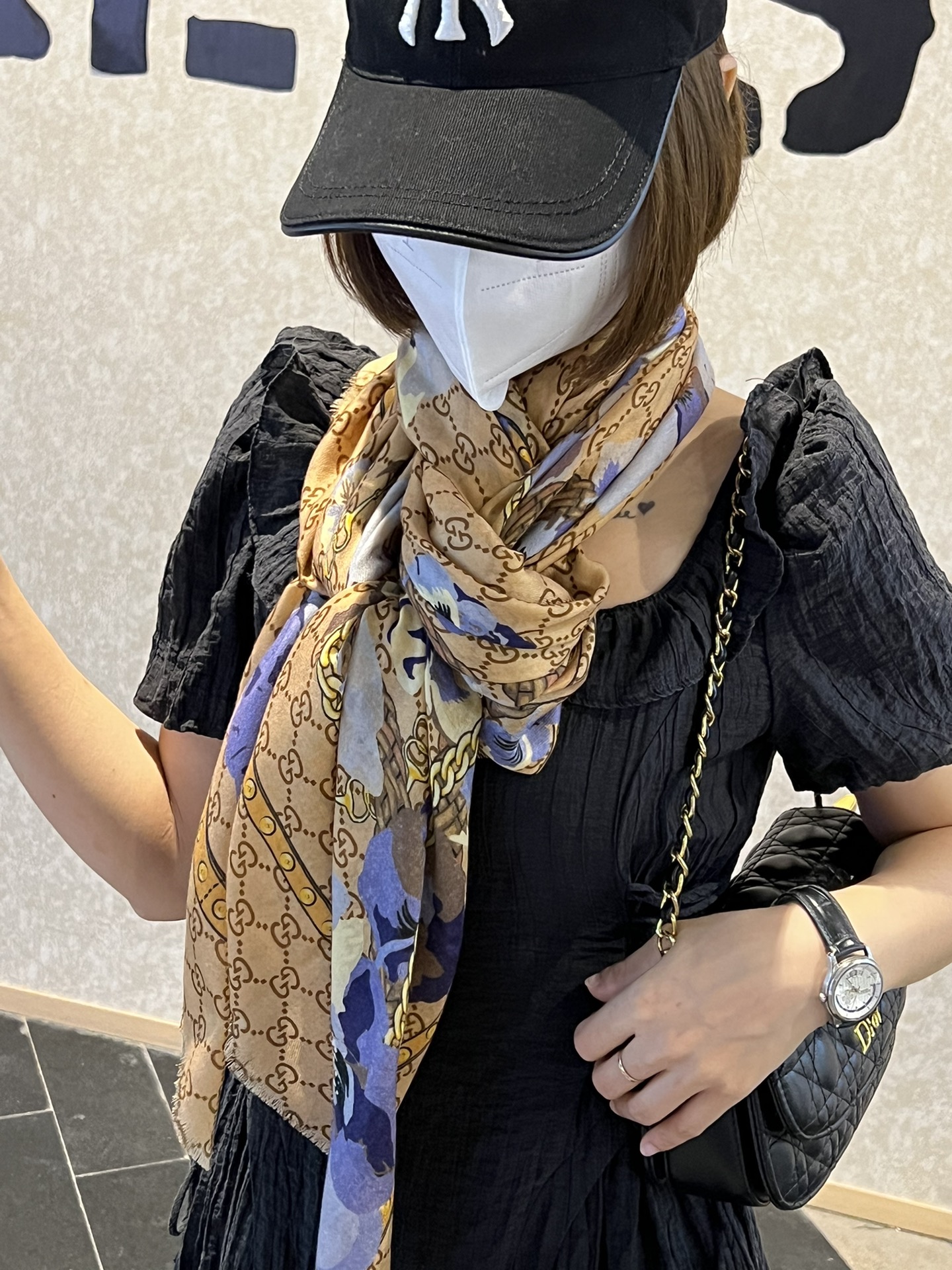 NO:173017,The hot products are shipped. Real overseas original products - I bought from overseas and spent a month drawing the draft. If you want to make it, we will make the best. One flower and four colors surprise me so much that it is really beautiful. It is recommended that you can buy every color. 140.140 top 300 cashmere, high-version scarf19860909爆款出货 真正的海外原版货——从海外买的正品花了一个月画稿打版,要做咱们就做最好的 一花四色每色都把我惊艳到了真的是美极了,建议每色都可入 140.140顶级300支羊绒,高版本围巾,scarf