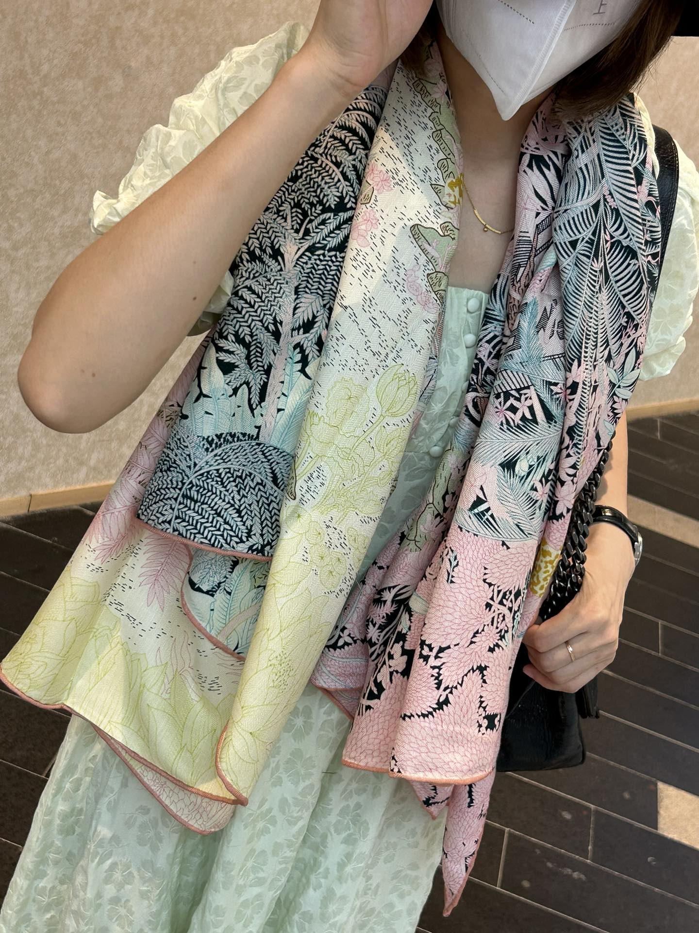 NO:173022,Hermes ~ Top double-sided and same color for autumn and winter matching tools!  !  1 equals 2] The finishing touch is wonderful, I like both the patterns and color schemes, and I like another velvet shawl designed with double-sided color matching craftsmanship. I like it very much!  !  !  !  One shawl is equal to two wearing it to create a high-end feel!  The physical body is really fashionable!  !  This batch is of excellent quality!  I would like to remind my sisters that you must buy it early, this one will not help!  A shawl has two colors, both front and back, which really saves money and saves you home. There is no need to worry about the colors, just earn two at a time!  !  !  Size specifications 140*140 Top double-sided printing and dyeing double-color silk cashmere shawls, high-version scarfs, hermes, real silk, shawls19860909爱马仕～秋冬搭配利器顶级双面同色 版真丝羊绒披肩！！1条等于2条】点睛精彩,图案和配色都超级喜欢,又一款双面配色工艺设计的丝绒披肩,超级喜欢！！！！一条披肩等于两条穿出高级感！实物上身真的很时髦气质！！这个批次品质超好！提醒下喜欢的姐妹们,必须早点入手,这个出完无补的！一条披肩正反两种配色,真是省银子省到家了,不用纠结颜色了,一次入两！！！尺寸规格140*140顶级双面印染双配色真丝羊绒披肩,高版本围巾,hermes,real silk,shawls,scarf