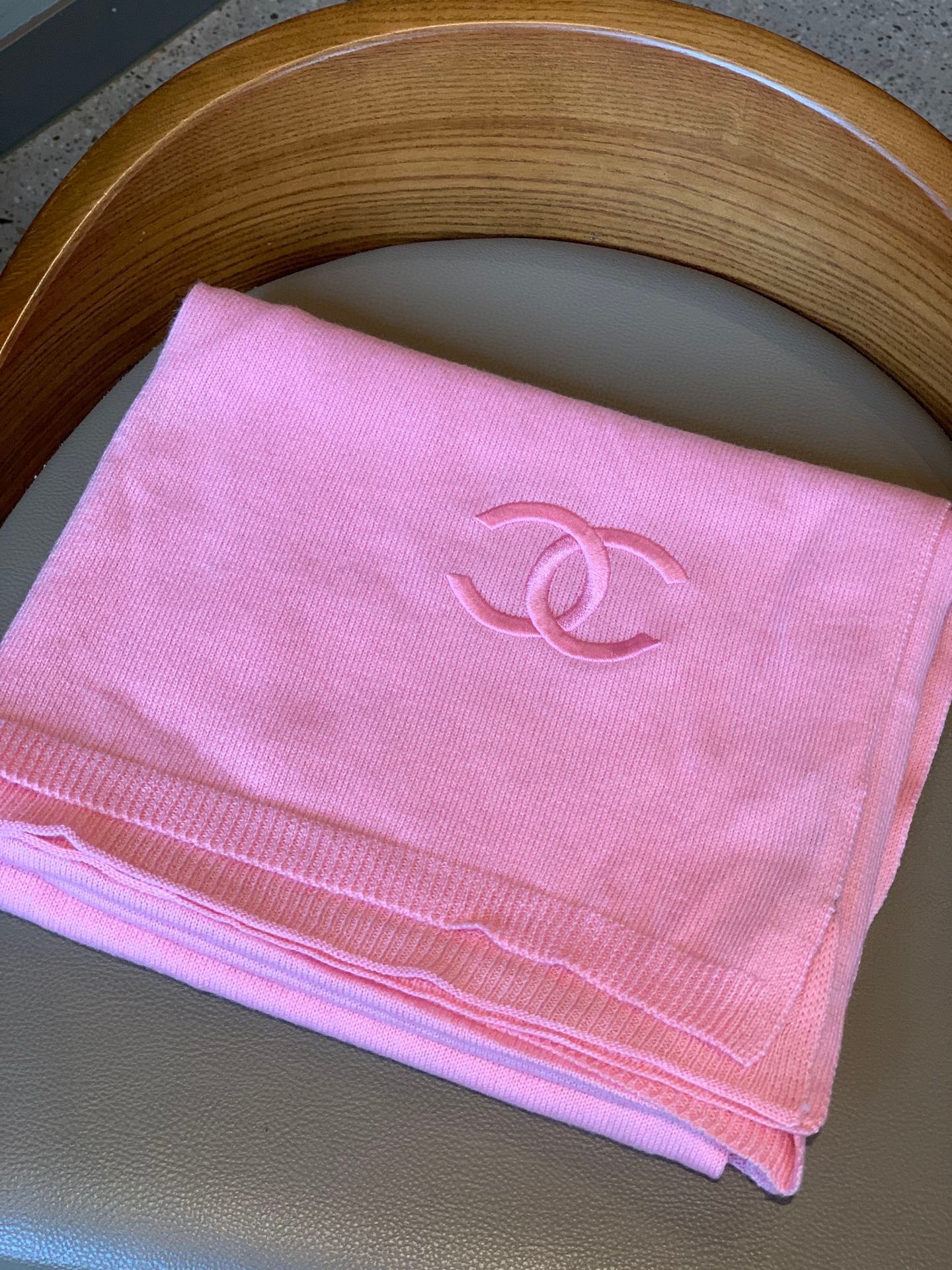 NO:173027,The new Chanel counter is beautiful [Tearing] The imperial palace-level top-notch, imported pure cashmere fashionable and simple edging knitted wool is extremely beautiful. Really, the upper body is extremely skin-skin color, versatile, look at it yourself if you look good or not. Scarf size * 60cm, selected pure cashmere, the first choice for gifts, high-end scarf, chanel19860909香奈儿专柜新款美翻了[流泪]御用殿堂级极品、进口纯羊绒时尚简约镶边针织毛线美丽至极 真的 上身极为衬肤色 百搭 好看不好看自己看吧 围巾尺寸*60cm,精选纯羊绒,送礼首选佳品,高版本围巾,chanel,scarf