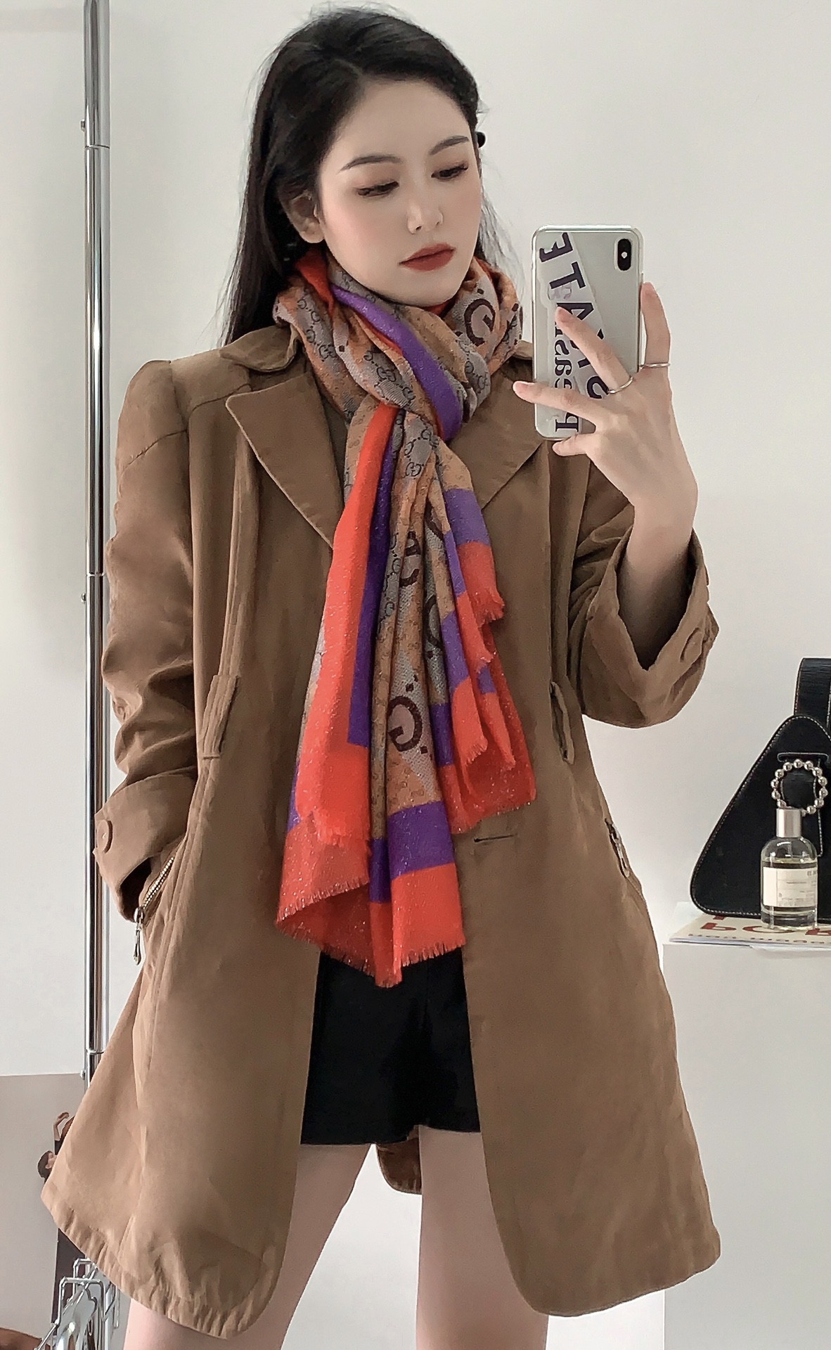 NO:173031,The glowing scarf must be fast to start with GG new model [GG Backgammon] cashmere scarf, high-end, love, very few products now, use it with excellent, genuine and beautiful, and makes people very excited. The upper body effect is simply beautiful, and the quality is perfect] The whole scarf gives people a big brand aura and is very exquisite and beautiful. It is definitely worth buying. Once you get the real thing, you will be glad that you are a beautiful product for women. It is worth evaluating the perfect temperament and taste. Ditails' first choice 110* top cashmere, high-version scarf19860909会发光发亮的围巾速度下手一定要快GG新款【GG西洋双陆棋】羊绒长巾,高端 大爱 货极少 现在用极好真心美的让人非常非常心动 上身效果简直美翻了 品质非常完美】整个围巾给人大牌气场的同时又非常精致秀丽绝对值得入手的新款 实物一拿到就会庆幸自己是女人的绝美好货 值得品鉴完美气质品味Ditails首选110* 顶极羊绒,高版本围巾,scarf