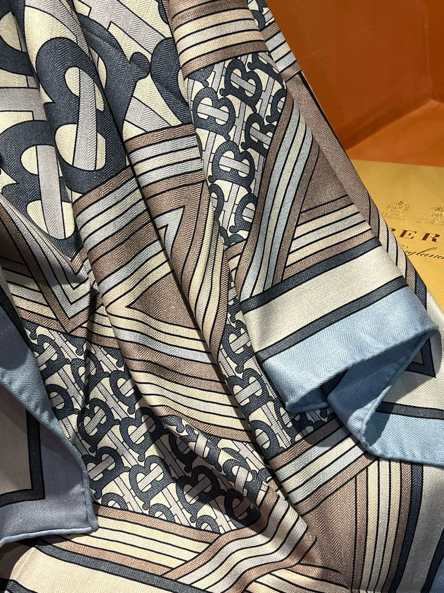 感觉是巴宝莉全系列中最温柔的一款围巾上新️️经典字母黄金尺寸110*110双面同色丝绒方巾不爱140繁复