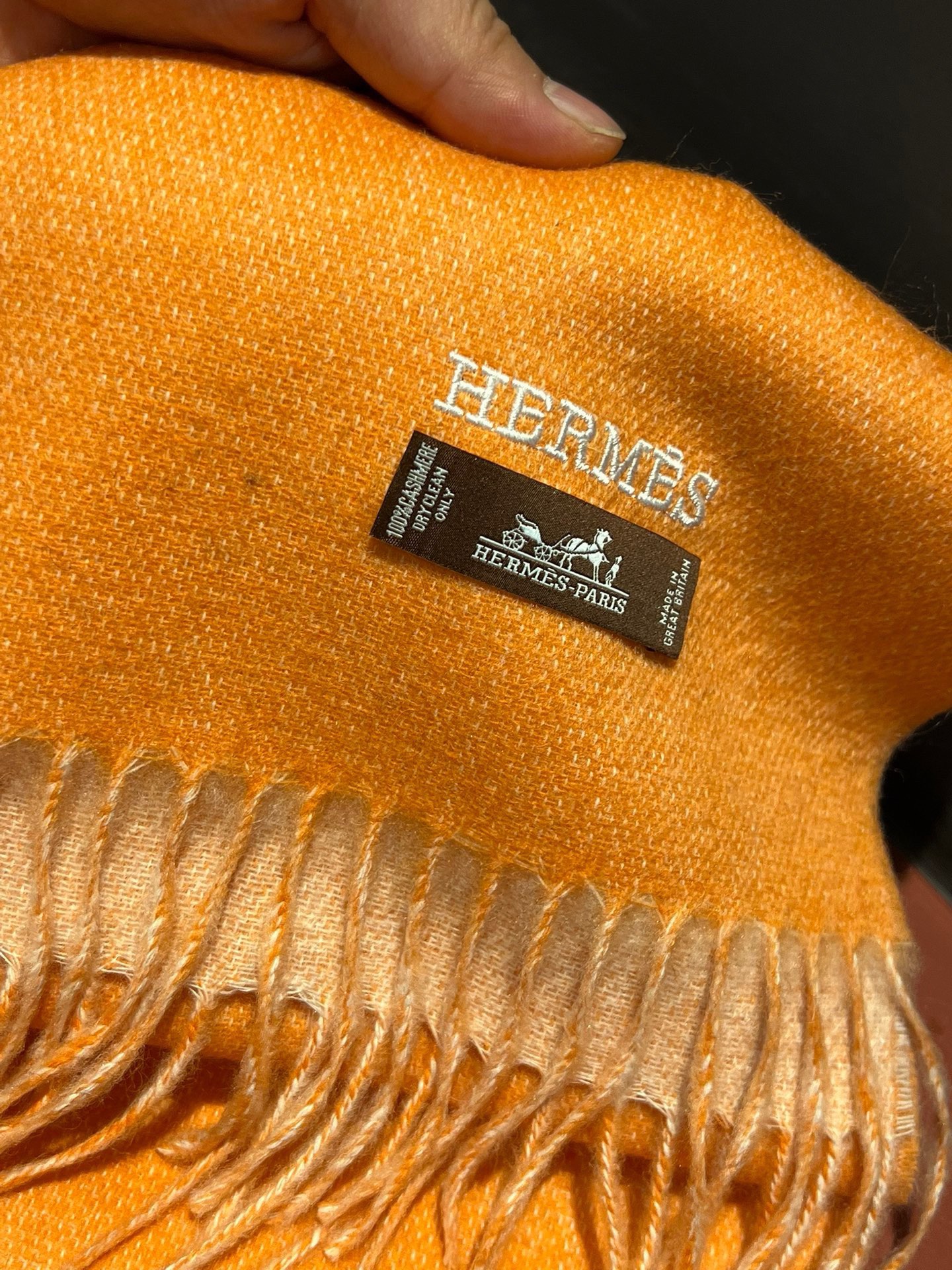 HERMFS爱马仕巴黎时装展双面羊绒围巾！采用蒙古高原细羊绒！手感满满地都是细腻的绒毛！这个价格绝对百分