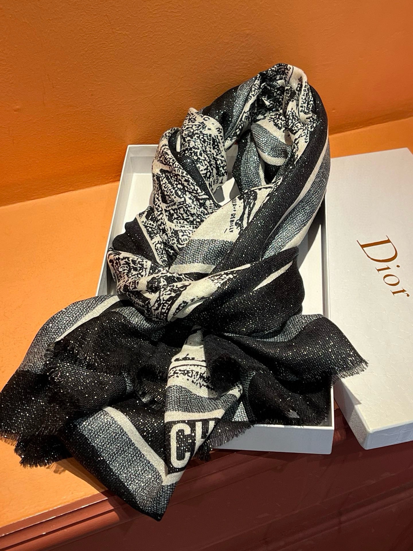 Dior会发光发亮的围巾️巴黎地图银丝长巾PLANDEPARIS巴黎地图这款方巾饰以本季经典的Pland