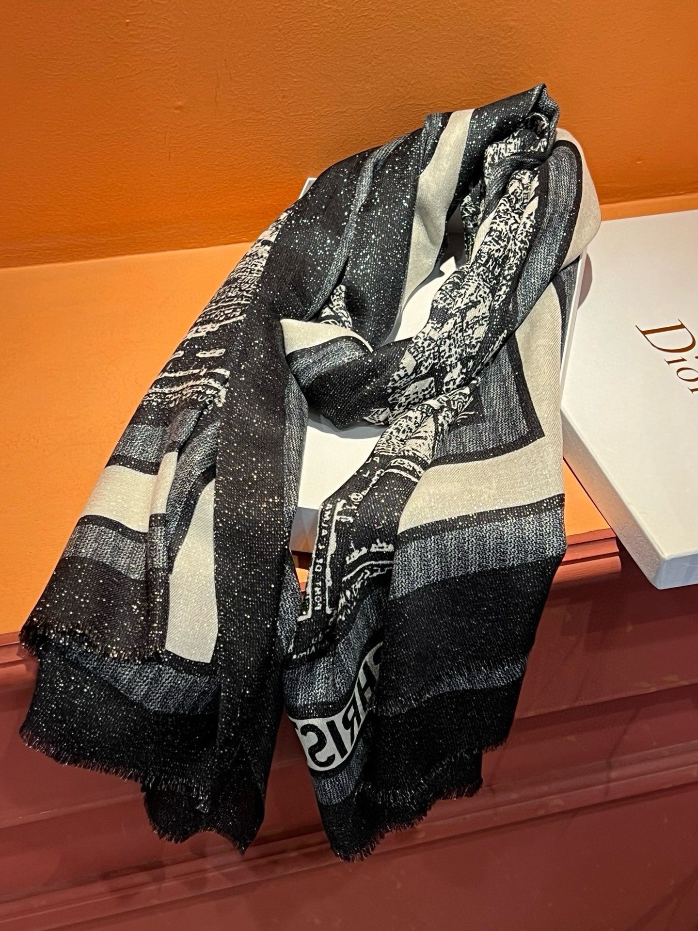 Dior会发光发亮的围巾️巴黎地图银丝长巾PLANDEPARIS巴黎地图这款方巾饰以本季经典的Pland