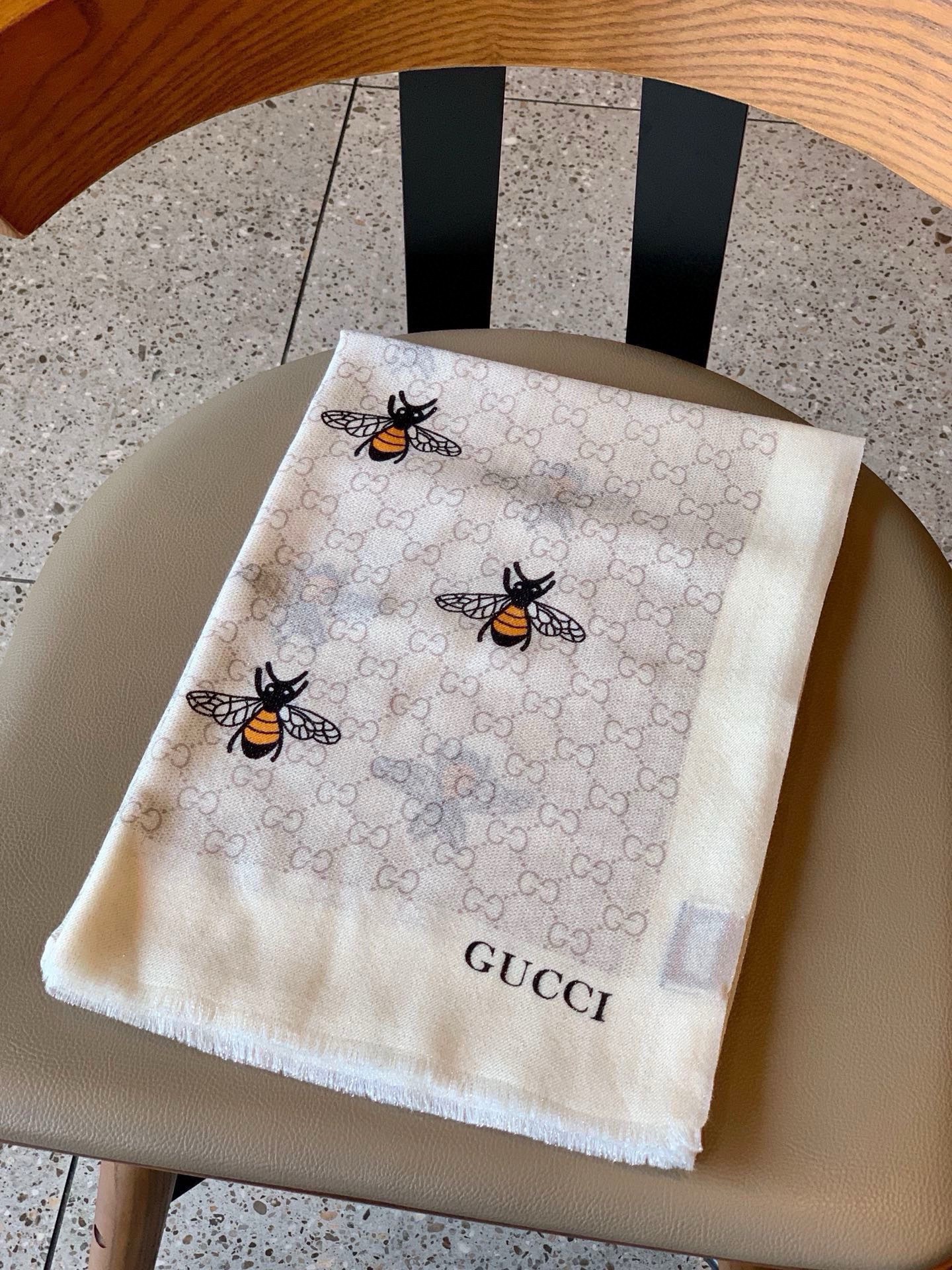 会发光发亮的围巾自带高级气场气质时髦！！！蜜蜂一直是Gucci钟爱的元素上身很显年轻气质感！！简约大牌！