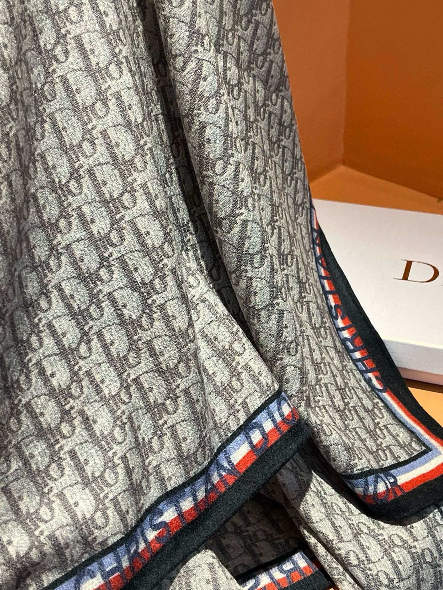 上新Dior最最新的专柜主打款D边框老花140度假及日常都非常好搭配的款订单私流一看到就想去度假️平时穿